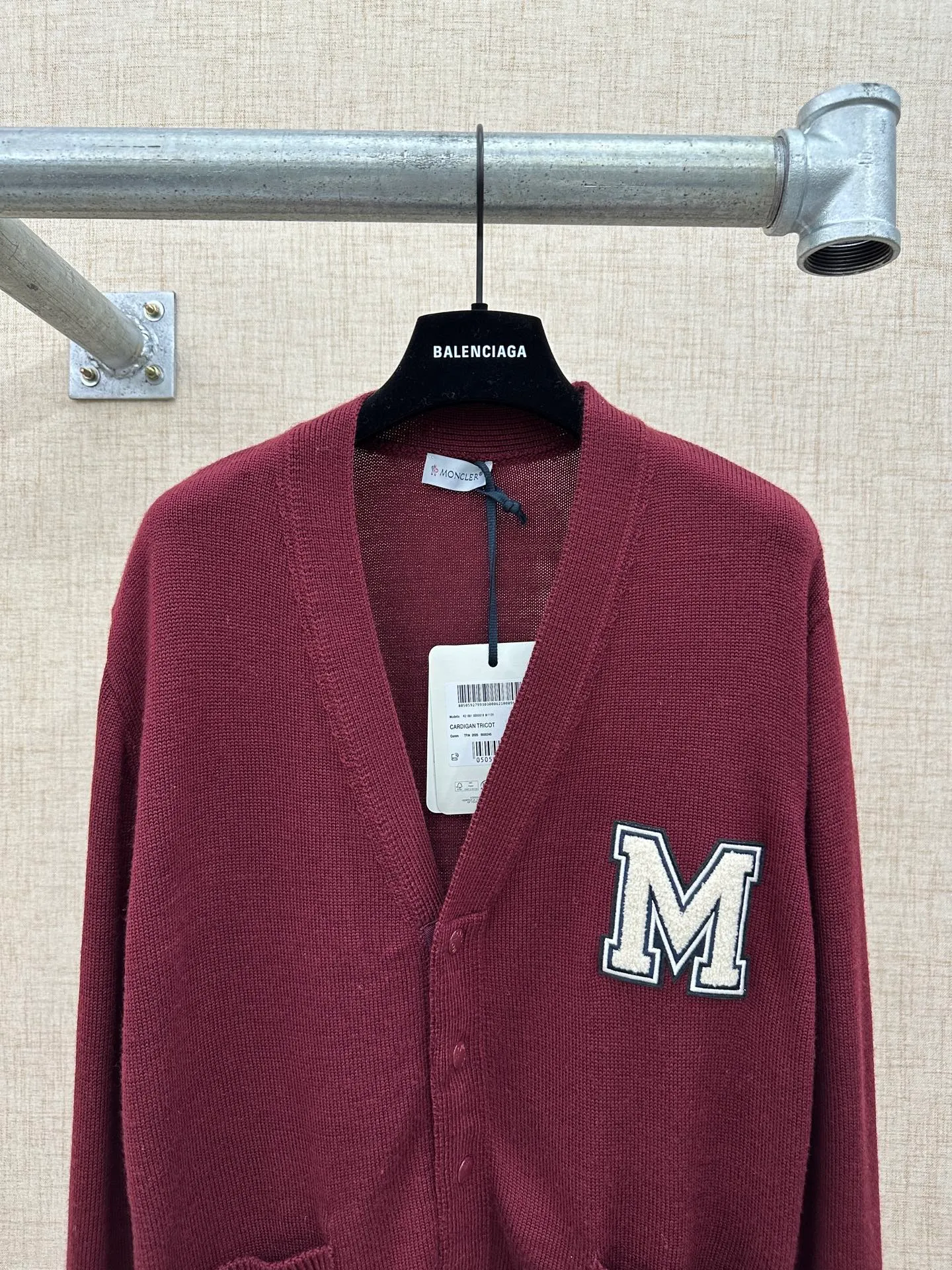 P640 💰 Moncler Men's embroidered monogram wool cardigan M embroidered college-style cardigan is inspired by college-style baseball uniforms. The main color is Bordeaux red with off-white striped ribbing on the cuffs and hem. There is a three-dimensional "M" letter embroidery on the left chest. The overall style is a retro campus feel.  The detailed logo buttons are engraved with the Moncler brand, and the embroidered letters are terry embroidered. The material is 100% wool jersey (7-needle process). It is a medium-thick item. It has button closure + V-neck + patch pocket design. It has a balance of warmth and practicality. It belongs to the Moncler men's casual knitting series. The style is suitable for layering shirts and T-shirts.  Size: S, M, L, XL,