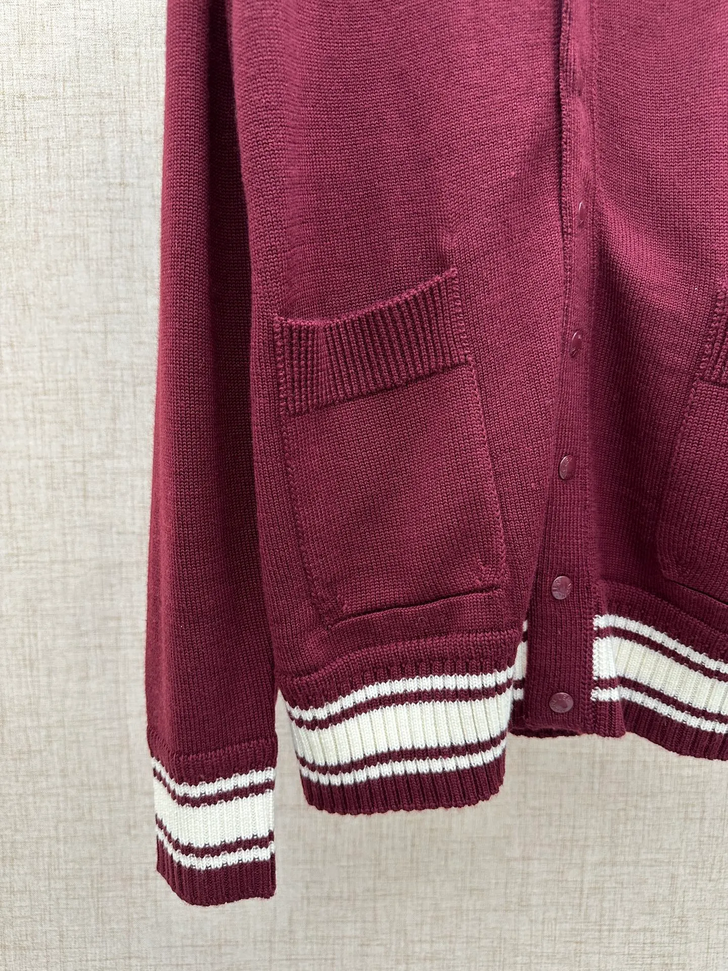 P640 💰 Moncler Men's embroidered monogram wool cardigan M embroidered college-style cardigan is inspired by college-style baseball uniforms. The main color is Bordeaux red with off-white striped ribbing on the cuffs and hem. There is a three-dimensional "M" letter embroidery on the left chest. The overall style is a retro campus feel.  The detailed logo buttons are engraved with the Moncler brand, and the embroidered letters are terry embroidered. The material is 100% wool jersey (7-needle process). It is a medium-thick item. It has button closure + V-neck + patch pocket design. It has a balance of warmth and practicality. It belongs to the Moncler men's casual knitting series. The style is suitable for layering shirts and T-shirts.  Size: S, M, L, XL,