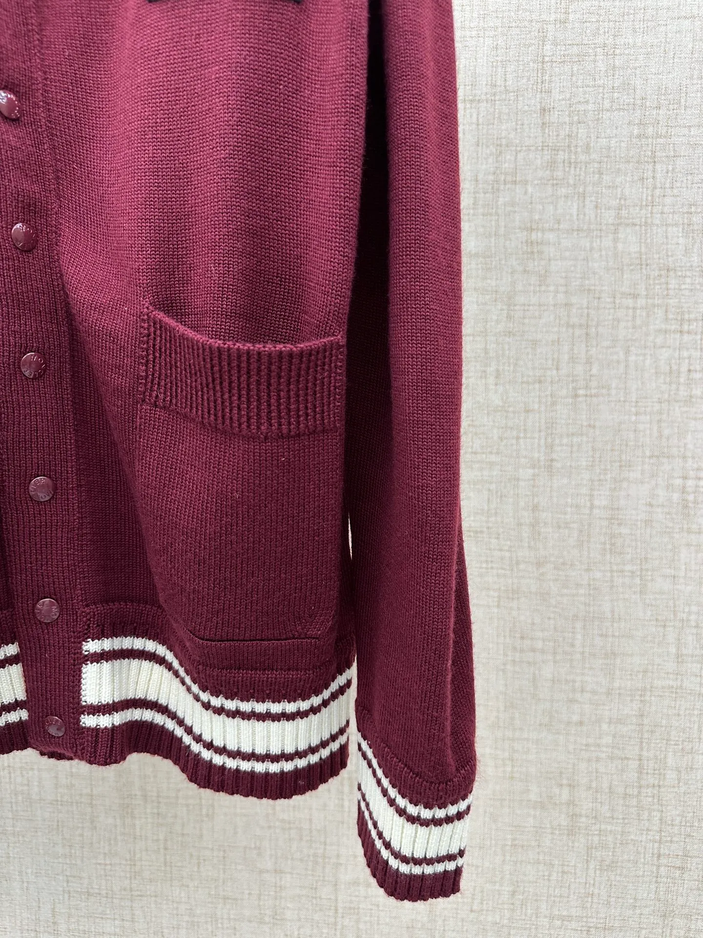 P640 💰 Moncler Men's embroidered monogram wool cardigan M embroidered college-style cardigan is inspired by college-style baseball uniforms. The main color is Bordeaux red with off-white striped ribbing on the cuffs and hem. There is a three-dimensional "M" letter embroidery on the left chest. The overall style is a retro campus feel.  The detailed logo buttons are engraved with the Moncler brand, and the embroidered letters are terry embroidered. The material is 100% wool jersey (7-needle process). It is a medium-thick item. It has button closure + V-neck + patch pocket design. It has a balance of warmth and practicality. It belongs to the Moncler men's casual knitting series. The style is suitable for layering shirts and T-shirts.  Size: S, M, L, XL,