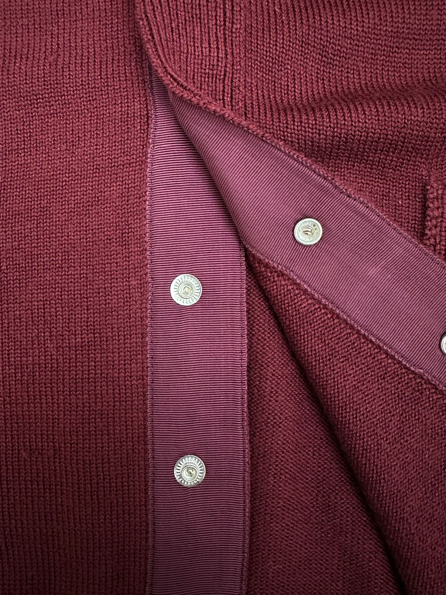 P640 💰 Moncler Men's embroidered monogram wool cardigan M embroidered college-style cardigan is inspired by college-style baseball uniforms. The main color is Bordeaux red with off-white striped ribbing on the cuffs and hem. There is a three-dimensional "M" letter embroidery on the left chest. The overall style is a retro campus feel.  The detailed logo buttons are engraved with the Moncler brand, and the embroidered letters are terry embroidered. The material is 100% wool jersey (7-needle process). It is a medium-thick item. It has button closure + V-neck + patch pocket design. It has a balance of warmth and practicality. It belongs to the Moncler men's casual knitting series. The style is suitable for layering shirts and T-shirts.  Size: S, M, L, XL,