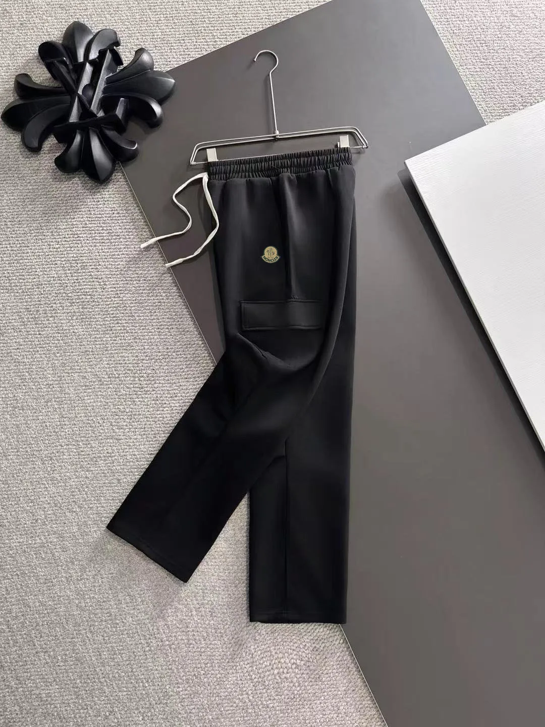 Shipped in 2-3 days P360 MONCLER/Mongolian Exclusive first release of 25ss autumn and winter new high-quality trousers Compare real-life details at will A perfect choice for autumn and winter, a must-have item. Sizes: M to 3XL (please state your height and weight when placing an order)