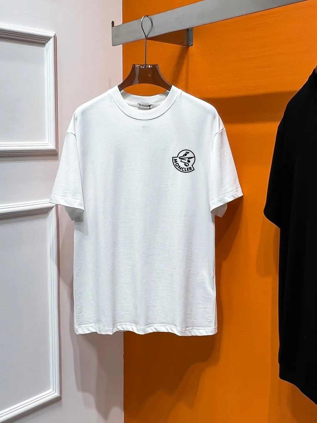 P140 Moncler# Spring and summer top counter synchronous short-sleeved T-shirt (complete with 3 labels). It is made of imported 100%-32 count double-strand Xinjiang cotton fabric. It is the original fabric of the counter. It has strong brand recognition and is full of high street and exquisite style. It will definitely become the best choice for high street appearances. The fabric is thick and has a strong say in texture and comfort. It feels delicate and comfortable to wear. The upper body effect is great. It is made of pure cotton. This kind of cotton is very special. It feels very soft and has a double-sided texture. This is the first time I have gotten such functional fabric in a long time. It is really good! It’s not a bad style or material, straight men will definitely like it!  It is a fusion of top elements, a classic trendy men's fashion, and the upper body comfort is unparalleled. It can be said that it is a must-have in summer, and it is more fashionable and can easily create a fashionable and stylish super item. It interprets your luxury and taste and creates your fashionable style and charm. Fashionable round neck chest T-shirt This T-shirt has exquisite craftsmanship and full design sense! The matching is trendy and stylish! This must-have item has an elegant upper body, looks good both inside and outside, and combines fashion and comfort. It looks like a basic men's T-shirt, but it is not. It can be worn alone or layered underneath. There is no problem in wearing one piece for all seasons. The product is really, really good! It comes from the original factory, and there are not many pieces that can be counted on the fingers. Whether he can own it or not depends on your hand speed. The custom-woven double-layer rib neck design is flat and snug and not easy to deform. The brand logo remains the same, creating an alternative luxury fashion atmosphere and becoming a new concept that breaks out of the cocoon in the year. Available in two colors: white and black. Size: S M L XL 2XL