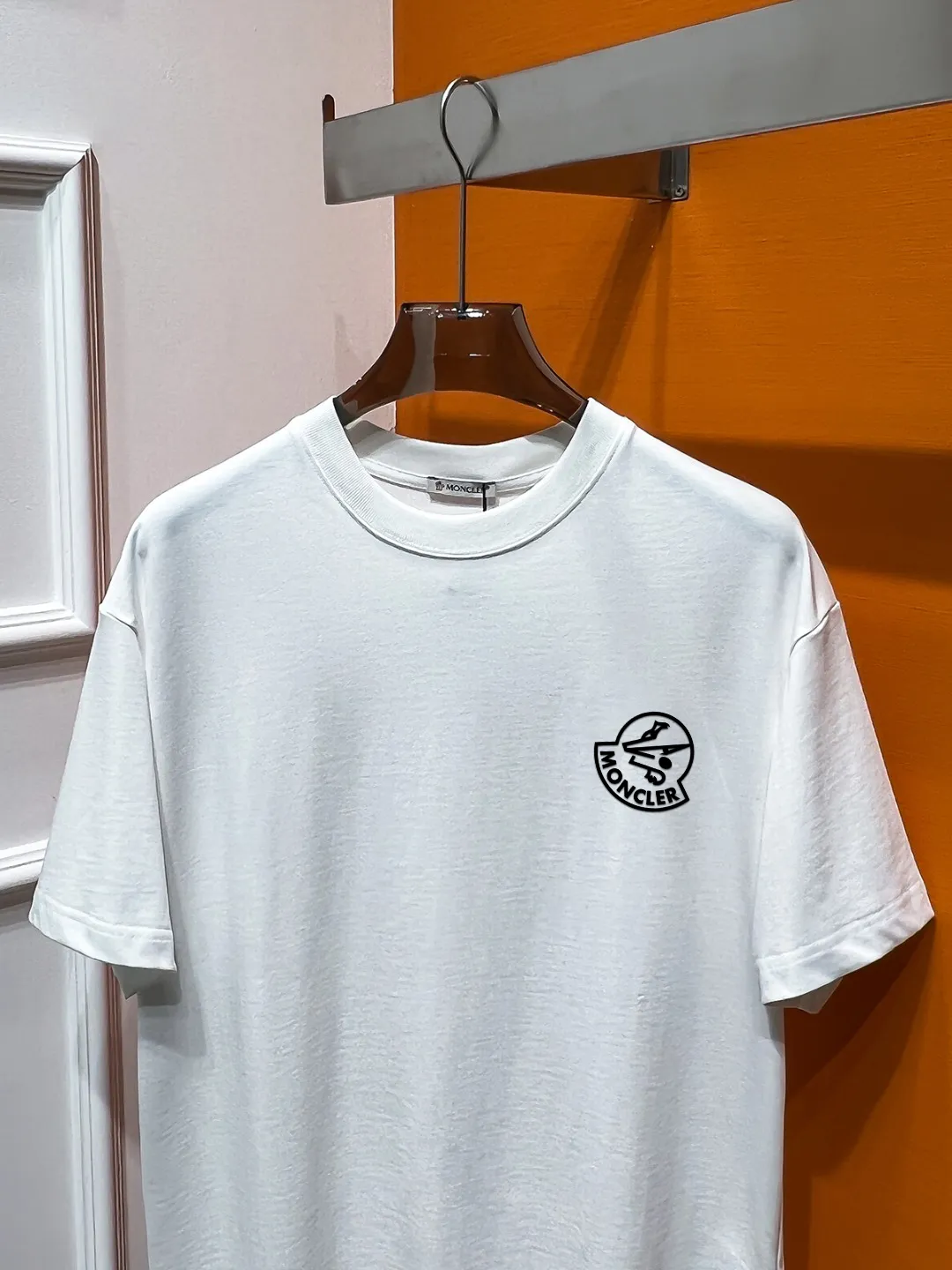P140 Moncler# Spring and summer top counter synchronous short-sleeved T-shirt (complete with 3 labels). It is made of imported 100%-32 count double-strand Xinjiang cotton fabric. It is the original fabric of the counter. It has strong brand recognition and is full of high street and exquisite style. It will definitely become the best choice for high street appearances. The fabric is thick and has a strong say in texture and comfort. It feels delicate and comfortable to wear. The upper body effect is great. It is made of pure cotton. This kind of cotton is very special. It feels very soft and has a double-sided texture. This is the first time I have gotten such functional fabric in a long time. It is really good! It’s not a bad style or material, straight men will definitely like it!  It is a fusion of top elements, a classic trendy men's fashion, and the upper body comfort is unparalleled. It can be said that it is a must-have in summer, and it is more fashionable and can easily create a fashionable and stylish super item. It interprets your luxury and taste and creates your fashionable style and charm. Fashionable round neck chest T-shirt This T-shirt has exquisite craftsmanship and full design sense! The matching is trendy and stylish! This must-have item has an elegant upper body, looks good both inside and outside, and combines fashion and comfort. It looks like a basic men's T-shirt, but it is not. It can be worn alone or layered underneath. There is no problem in wearing one piece for all seasons. The product is really, really good! It comes from the original factory, and there are not many pieces that can be counted on the fingers. Whether he can own it or not depends on your hand speed. The custom-woven double-layer rib neck design is flat and snug and not easy to deform. The brand logo remains the same, creating an alternative luxury fashion atmosphere and becoming a new concept that breaks out of the cocoon in the year. Available in two colors: white and black. Size: S M L XL 2XL