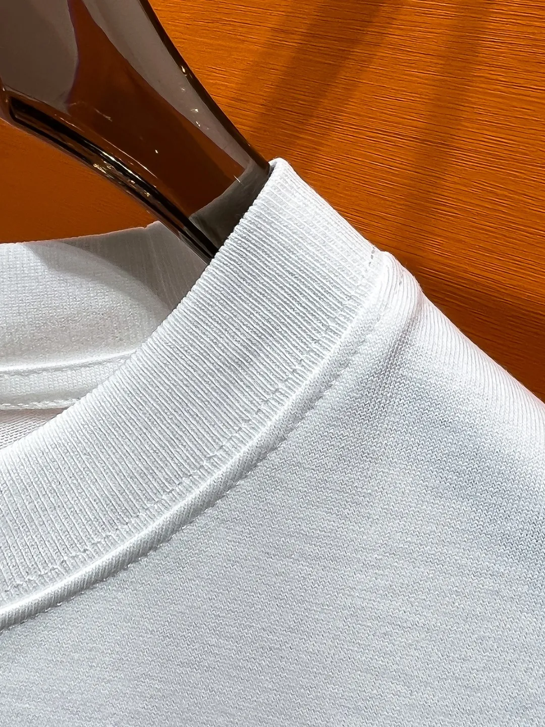 P140 Moncler# Spring and summer top counter synchronous short-sleeved T-shirt (complete with 3 labels). It is made of imported 100%-32 count double-strand Xinjiang cotton fabric. It is the original fabric of the counter. It has strong brand recognition and is full of high street and exquisite style. It will definitely become the best choice for high street appearances. The fabric is thick and has a strong say in texture and comfort. It feels delicate and comfortable to wear. The upper body effect is great. It is made of pure cotton. This kind of cotton is very special. It feels very soft and has a double-sided texture. This is the first time I have gotten such functional fabric in a long time. It is really good! It’s not a bad style or material, straight men will definitely like it!  It is a fusion of top elements, a classic trendy men's fashion, and the upper body comfort is unparalleled. It can be said that it is a must-have in summer, and it is more fashionable and can easily create a fashionable and stylish super item. It interprets your luxury and taste and creates your fashionable style and charm. Fashionable round neck chest T-shirt This T-shirt has exquisite craftsmanship and full design sense! The matching is trendy and stylish! This must-have item has an elegant upper body, looks good both inside and outside, and combines fashion and comfort. It looks like a basic men's T-shirt, but it is not. It can be worn alone or layered underneath. There is no problem in wearing one piece for all seasons. The product is really, really good! It comes from the original factory, and there are not many pieces that can be counted on the fingers. Whether he can own it or not depends on your hand speed. The custom-woven double-layer rib neck design is flat and snug and not easy to deform. The brand logo remains the same, creating an alternative luxury fashion atmosphere and becoming a new concept that breaks out of the cocoon in the year. Available in two colors: white and black. Size: S M L XL 2XL