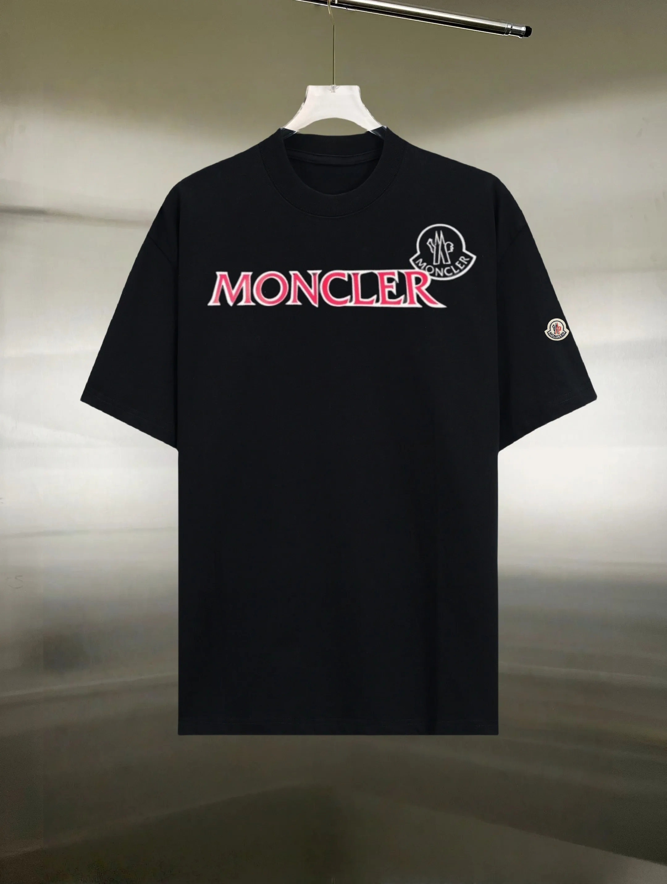 P130 Style: Moncler/muzzled short-sleeved T-shirt Fabric: 300g double yarn 100% cotton Rib: 320g Solona Process: Printing Color: White Black Size: S M L XL XXL No gender distinction, same style for men and women