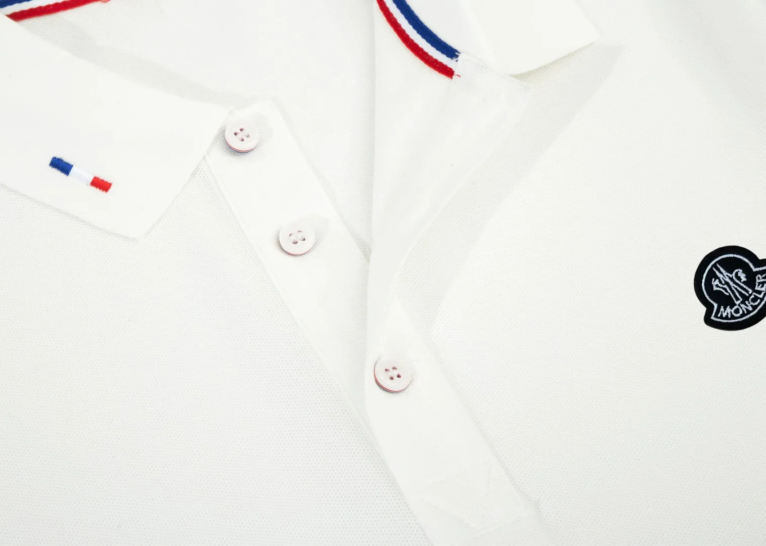 P210 MONCLER/Mask 25SS new logo embroidered lapel long-sleeved Polo shirt.  A simple yet refined T-shirt. The best item to create a modern and elegant look. Excellent channel product! Customer-supplied Piquet porous fiber pique cotton fabric, which can be called a "breathing fabric."  The unparalleled texture is inseparable from the exquisite materials used in craft tailoring. The craft knitted quilted design makes the hand feel extremely smooth and delicate without any roughness. The original logo design is more luxurious and noble. The upper body is comfortable and classy. The hand feels very smooth and soft. It can be easily controlled regardless of business, fashion or leisure. The age span is very large, which conforms to the trendy and practical dressing customs. It is the first choice for senior urban fashion people.  Black/white/Tibetan orchid Size: M~3XL