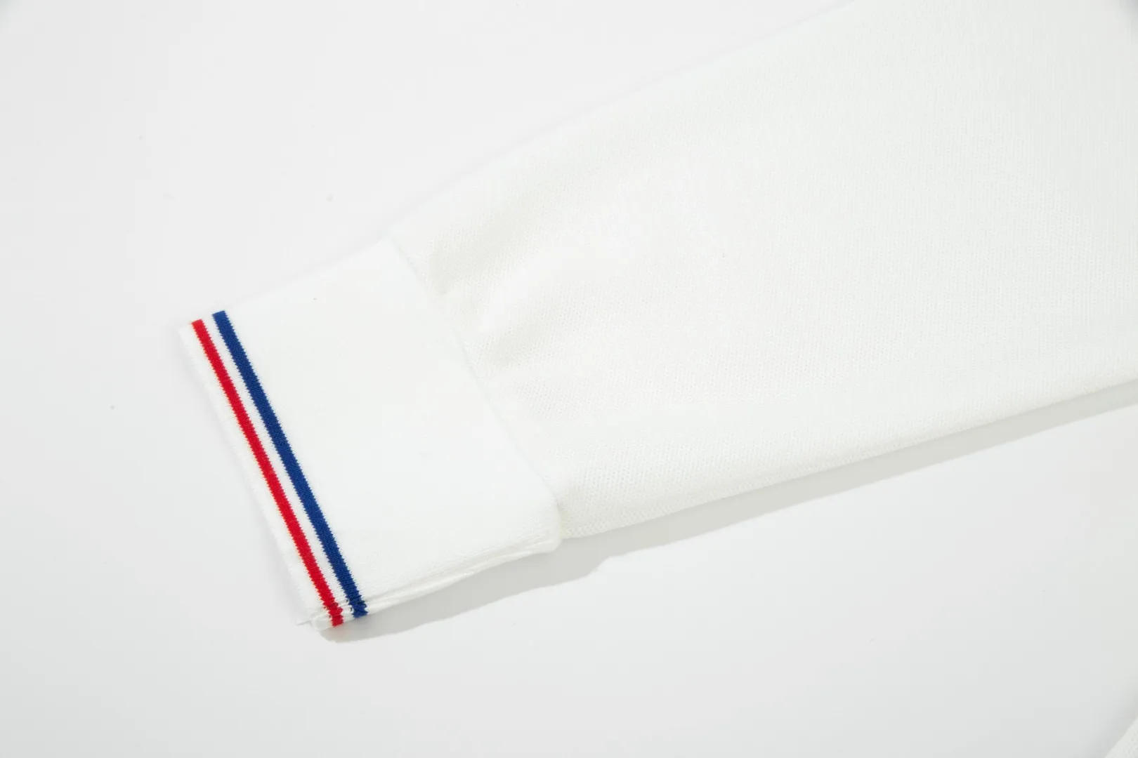 P210 MONCLER/Mask 25SS new logo embroidered lapel long-sleeved Polo shirt.  A simple yet refined T-shirt. The best item to create a modern and elegant look. Excellent channel product! Customer-supplied Piquet porous fiber pique cotton fabric, which can be called a "breathing fabric."  The unparalleled texture is inseparable from the exquisite materials used in craft tailoring. The craft knitted quilted design makes the hand feel extremely smooth and delicate without any roughness. The original logo design is more luxurious and noble. The upper body is comfortable and classy. The hand feels very smooth and soft. It can be easily controlled regardless of business, fashion or leisure. The age span is very large, which conforms to the trendy and practical dressing customs. It is the first choice for senior urban fashion people.  Black/white/Tibetan orchid Size: M~3XL