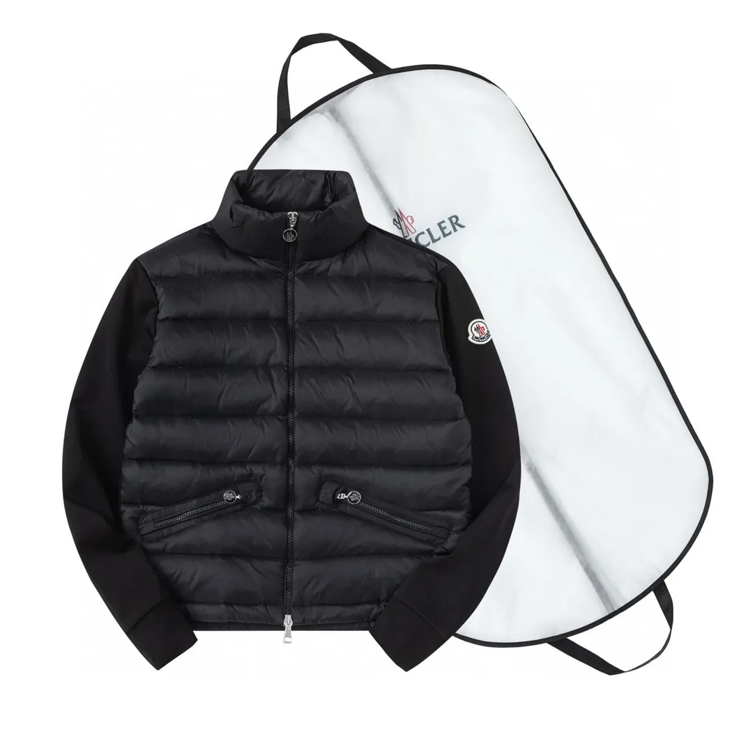 P620 (with dust bag) Moncler/muzzled new arrival Stand collar spliced air cotton down jacket Customized yb windproof and waterproof nylon material White goose down filling The whole piece is light and warm Stand collar design is fashionable and does not look bloated Classic rectangular texture splicing Air cotton sleeves Back and shoulders Iconic brand seal decoration presents the brand concept Regular slim version is different from the large version Black versatile fashionable white gentle temperament 2 colors are classic versatile colors integrating warmth and fashion Get rid of the traditional bloated down for southern babies in autumn and winter. One piece can be worn alone by northern babies in early autumn. Customized fabrics and accessories for winter layering. Check the correct version. Filling standard: national standard 90 down filling, same style for men and women. Color: black/white. Size: S M L XL