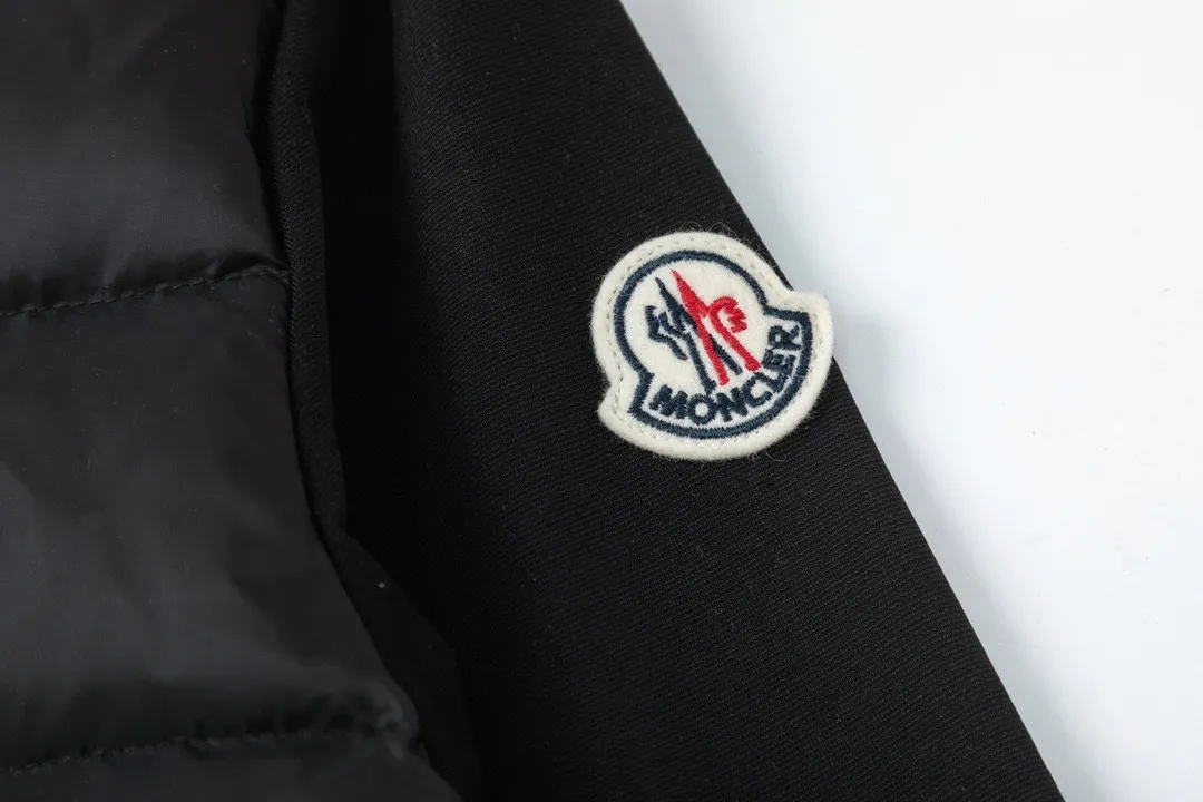 P620 (with dust bag) Moncler/muzzled new arrival Stand collar spliced air cotton down jacket Customized yb windproof and waterproof nylon material White goose down filling The whole piece is light and warm Stand collar design is fashionable and does not look bloated Classic rectangular texture splicing Air cotton sleeves Back and shoulders Iconic brand seal decoration presents the brand concept Regular slim version is different from the large version Black versatile fashionable white gentle temperament 2 colors are classic versatile colors integrating warmth and fashion Get rid of the traditional bloated down for southern babies in autumn and winter. One piece can be worn alone by northern babies in early autumn. Customized fabrics and accessories for winter layering. Check the correct version. Filling standard: national standard 90 down filling, same style for men and women. Color: black/white. Size: S M L XL