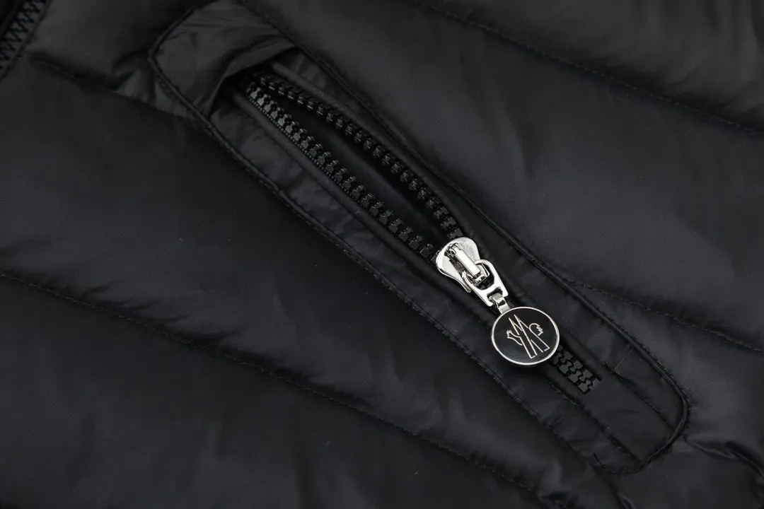 P620 (with dust bag) Moncler/muzzled new arrival Stand collar spliced air cotton down jacket Customized yb windproof and waterproof nylon material White goose down filling The whole piece is light and warm Stand collar design is fashionable and does not look bloated Classic rectangular texture splicing Air cotton sleeves Back and shoulders Iconic brand seal decoration presents the brand concept Regular slim version is different from the large version Black versatile fashionable white gentle temperament 2 colors are classic versatile colors integrating warmth and fashion Get rid of the traditional bloated down for southern babies in autumn and winter. One piece can be worn alone by northern babies in early autumn. Customized fabrics and accessories for winter layering. Check the correct version. Filling standard: national standard 90 down filling, same style for men and women. Color: black/white. Size: S M L XL