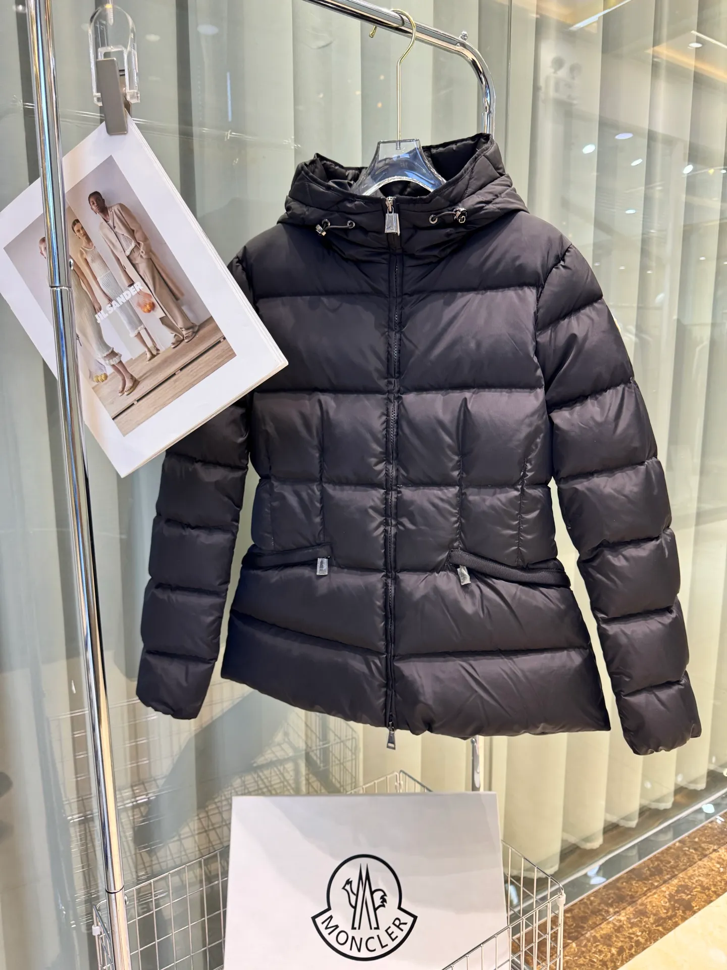 P720 Moncler/Avoce series short slim-fit hooded down jacket adopts the correct version of three-dimensional cutting. The upper body becomes ant waist in seconds, which is significantly better than the flat cutting on the market. The fabric is made of functional nylon and lightweight Longue. Saison lining, filled with high-quality down, equipped with an adjustable hood and zipper pockets, built-in elastic waistband to outline the curves, full of high-end look, simple but not simple, both in terms of fabric material and overall outline, it has both fashionable styling and good cold protection effect, and brings a comfortable wearing experience and feeling. It can concave shape and keep warm, three-dimensional and full, highly practical, filled with white duck down inside, three standards for customized accessories Size: 1 2 3 4