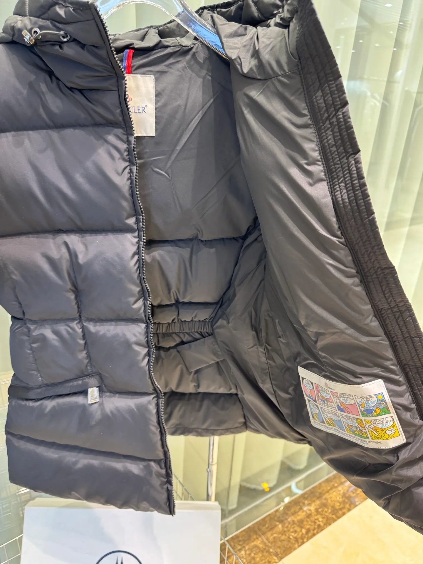 P720 Moncler/Avoce series short slim-fit hooded down jacket adopts the correct version of three-dimensional cutting. The upper body becomes ant waist in seconds, which is significantly better than the flat cutting on the market. The fabric is made of functional nylon and lightweight Longue. Saison lining, filled with high-quality down, equipped with an adjustable hood and zipper pockets, built-in elastic waistband to outline the curves, full of high-end look, simple but not simple, both in terms of fabric material and overall outline, it has both fashionable styling and good cold protection effect, and brings a comfortable wearing experience and feeling. It can concave shape and keep warm, three-dimensional and full, highly practical, filled with white duck down inside, three standards for customized accessories Size: 1 2 3 4
