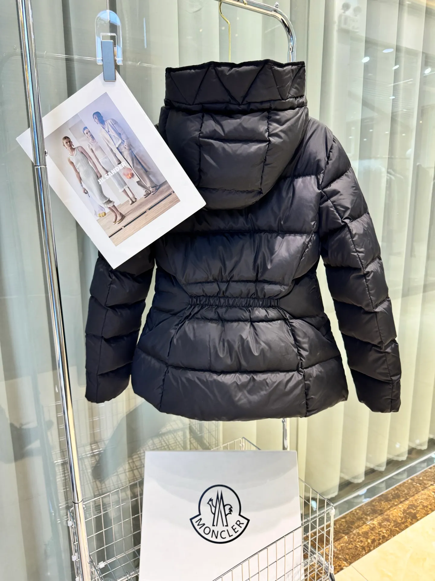 P720 Moncler/Avoce series short slim-fit hooded down jacket adopts the correct version of three-dimensional cutting. The upper body becomes ant waist in seconds, which is significantly better than the flat cutting on the market. The fabric is made of functional nylon and lightweight Longue. Saison lining, filled with high-quality down, equipped with an adjustable hood and zipper pockets, built-in elastic waistband to outline the curves, full of high-end look, simple but not simple, both in terms of fabric material and overall outline, it has both fashionable styling and good cold protection effect, and brings a comfortable wearing experience and feeling. It can concave shape and keep warm, three-dimensional and full, highly practical, filled with white duck down inside, three standards for customized accessories Size: 1 2 3 4