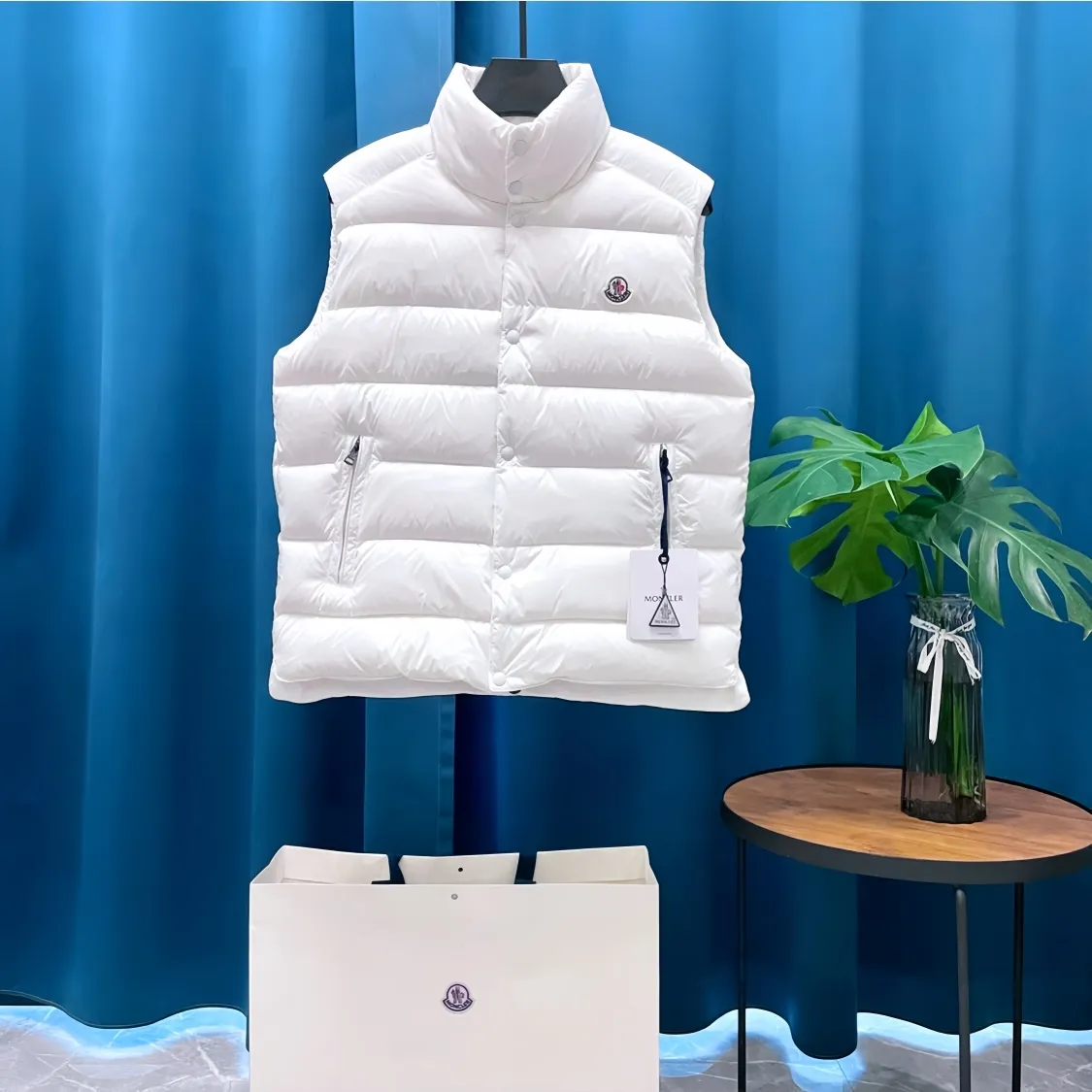 P700 Moncler➡️Moncler Feather Emperor 🦢 Down Stand Collar Down Vest Vest is now a hot sale at the counter! New winter down has been released 💥 New styles are popping up in an endless stream, down vest vest 1:1 original mold, 90 white goose down. The lining is thin, slim, comfortable and warm, simple and fashionable, super exquisite tailoring. The accessories and hardware are also meticulous. We just want to bring you good products. Same style for men and women. Sizes: 1 code, 2 codes, 3 codes, 4 codes, 5 codes.
