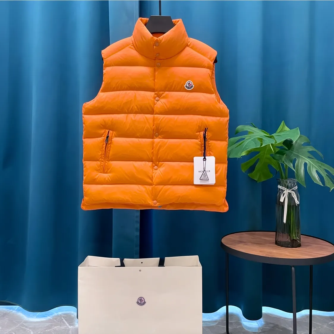 P700 Moncler➡️Moncler Feather Emperor 🦢 Down Stand Collar Down Vest Vest is now a hot sale at the counter! New winter down has been released 💥 New styles are popping up in an endless stream, down vest vest 1:1 original mold, 90 white goose down. The lining is thin, slim, comfortable and warm, simple and fashionable, super exquisite tailoring. The accessories and hardware are also meticulous. We just want to bring you good products. Same style for men and women. Sizes: 1 code, 2 codes, 3 codes, 4 codes, 5 codes.