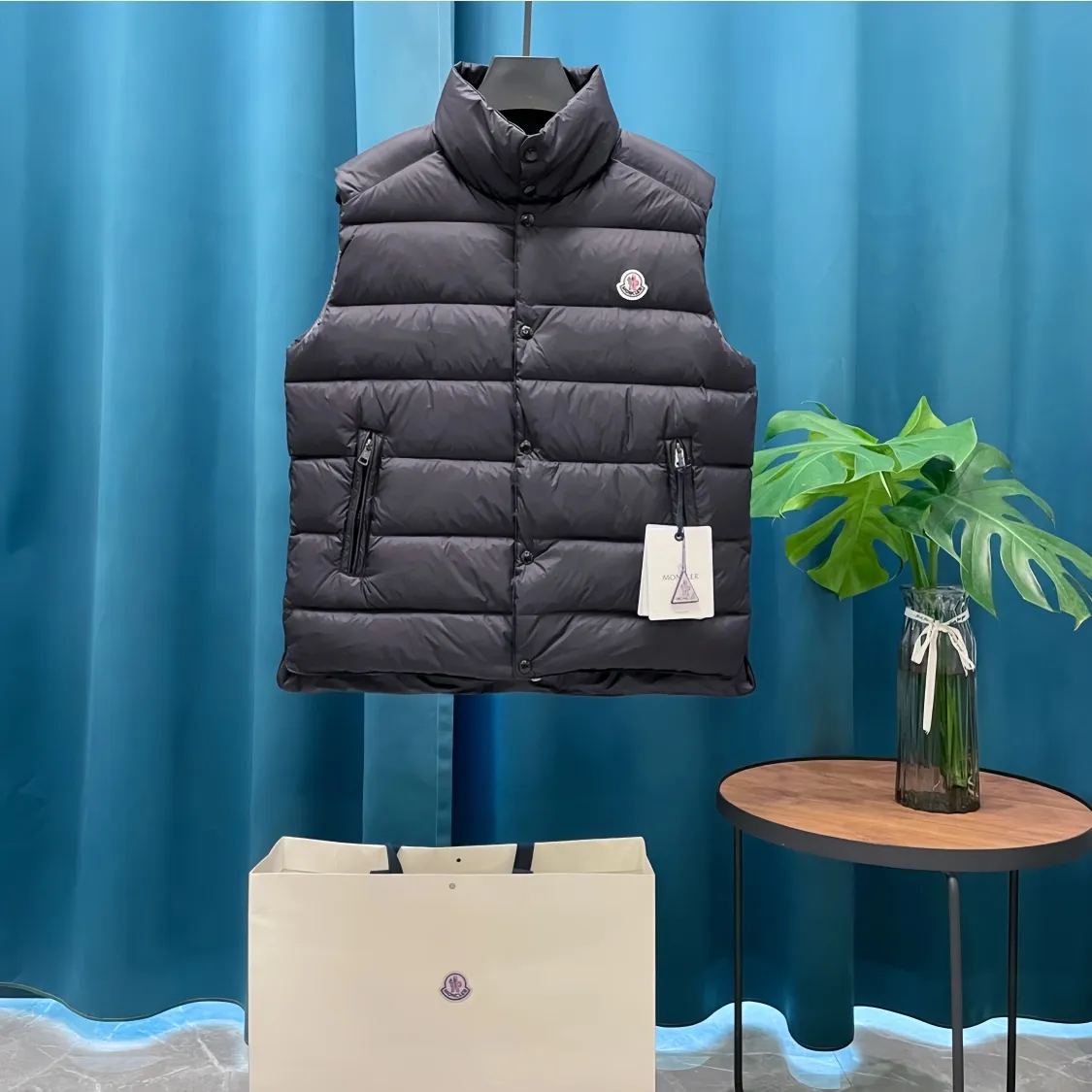 P700 Moncler➡️Moncler Feather Emperor 🦢 Down Stand Collar Down Vest Vest is now a hot sale at the counter! New winter down has been released 💥 New styles are popping up in an endless stream, down vest vest 1:1 original mold, 90 white goose down. The lining is thin, slim, comfortable and warm, simple and fashionable, super exquisite tailoring. The accessories and hardware are also meticulous. We just want to bring you good products. Same style for men and women. Sizes: 1 code, 2 codes, 3 codes, 4 codes, 5 codes.