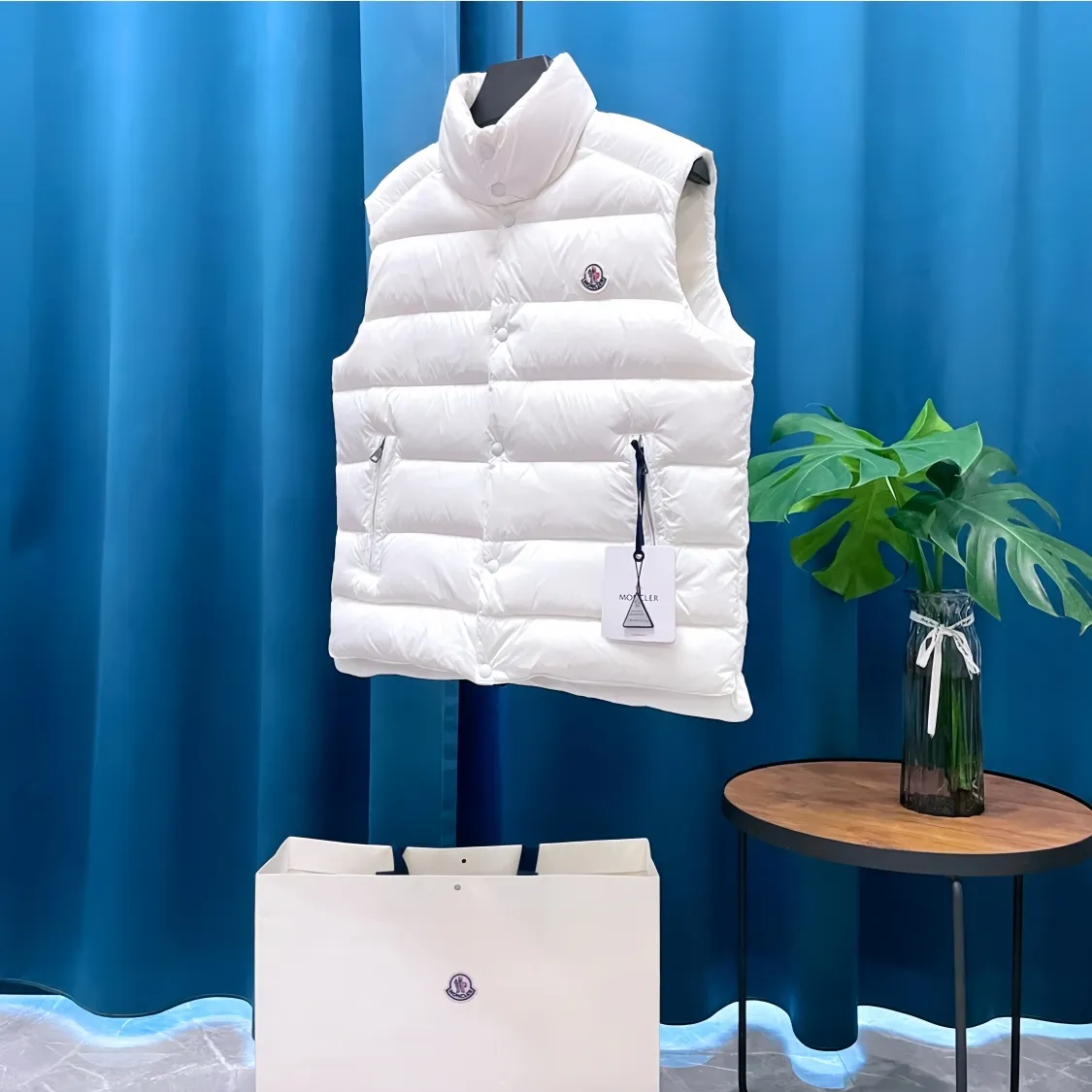 P700 Moncler➡️Moncler Feather Emperor 🦢 Down Stand Collar Down Vest Vest is now a hot sale at the counter! New winter down has been released 💥 New styles are popping up in an endless stream, down vest vest 1:1 original mold, 90 white goose down. The lining is thin, slim, comfortable and warm, simple and fashionable, super exquisite tailoring. The accessories and hardware are also meticulous. We just want to bring you good products. Same style for men and women. Sizes: 1 code, 2 codes, 3 codes, 4 codes, 5 codes.