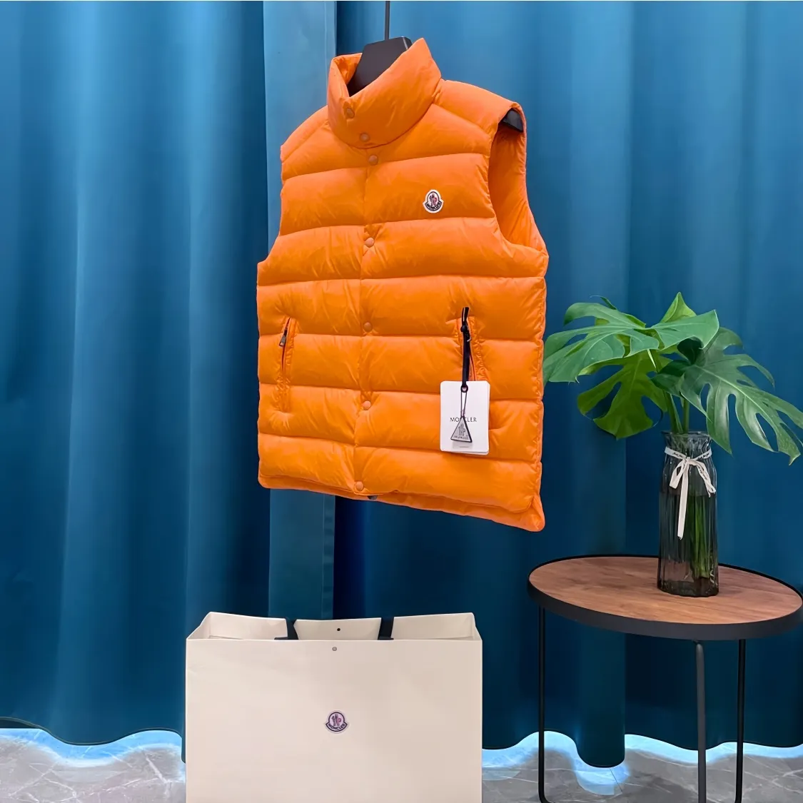 P700 Moncler➡️Moncler Feather Emperor 🦢 Down Stand Collar Down Vest Vest is now a hot sale at the counter! New winter down has been released 💥 New styles are popping up in an endless stream, down vest vest 1:1 original mold, 90 white goose down. The lining is thin, slim, comfortable and warm, simple and fashionable, super exquisite tailoring. The accessories and hardware are also meticulous. We just want to bring you good products. Same style for men and women. Sizes: 1 code, 2 codes, 3 codes, 4 codes, 5 codes.