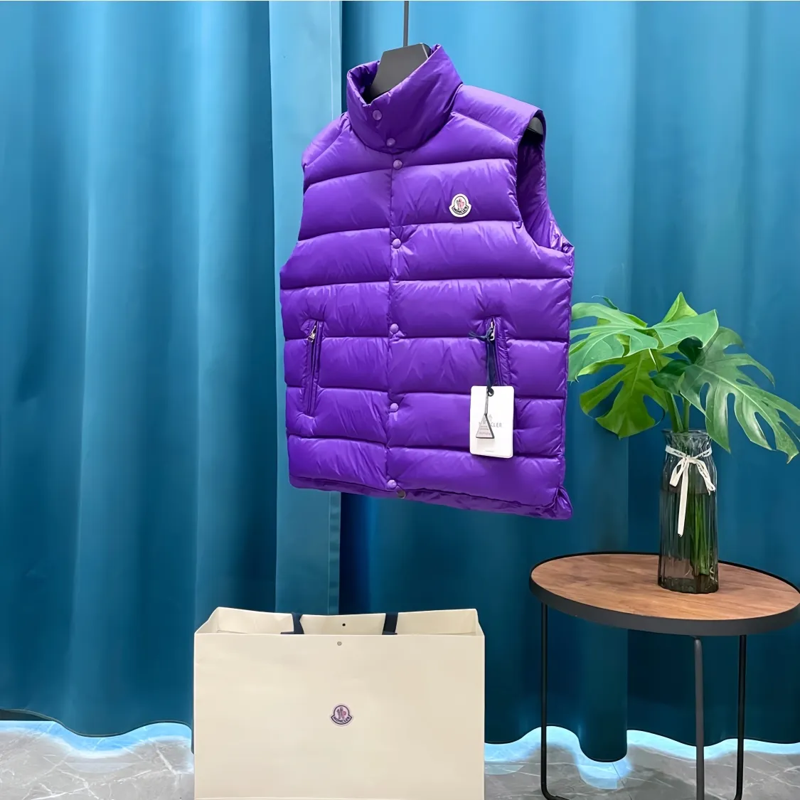P700 Moncler➡️Moncler Feather Emperor 🦢 Down Stand Collar Down Vest Vest is now a hot sale at the counter! New winter down has been released 💥 New styles are popping up in an endless stream, down vest vest 1:1 original mold, 90 white goose down. The lining is thin, slim, comfortable and warm, simple and fashionable, super exquisite tailoring. The accessories and hardware are also meticulous. We just want to bring you good products. Same style for men and women. Sizes: 1 code, 2 codes, 3 codes, 4 codes, 5 codes.