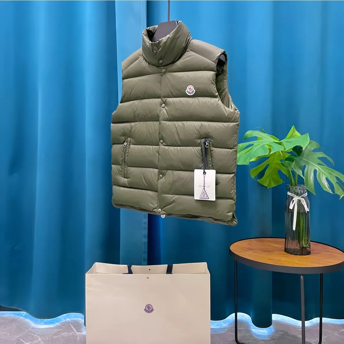 P700 Moncler➡️Moncler Feather Emperor 🦢 Down Stand Collar Down Vest Vest is now a hot sale at the counter! New winter down has been released 💥 New styles are popping up in an endless stream, down vest vest 1:1 original mold, 90 white goose down. The lining is thin, slim, comfortable and warm, simple and fashionable, super exquisite tailoring. The accessories and hardware are also meticulous. We just want to bring you good products. Same style for men and women. Sizes: 1 code, 2 codes, 3 codes, 4 codes, 5 codes.