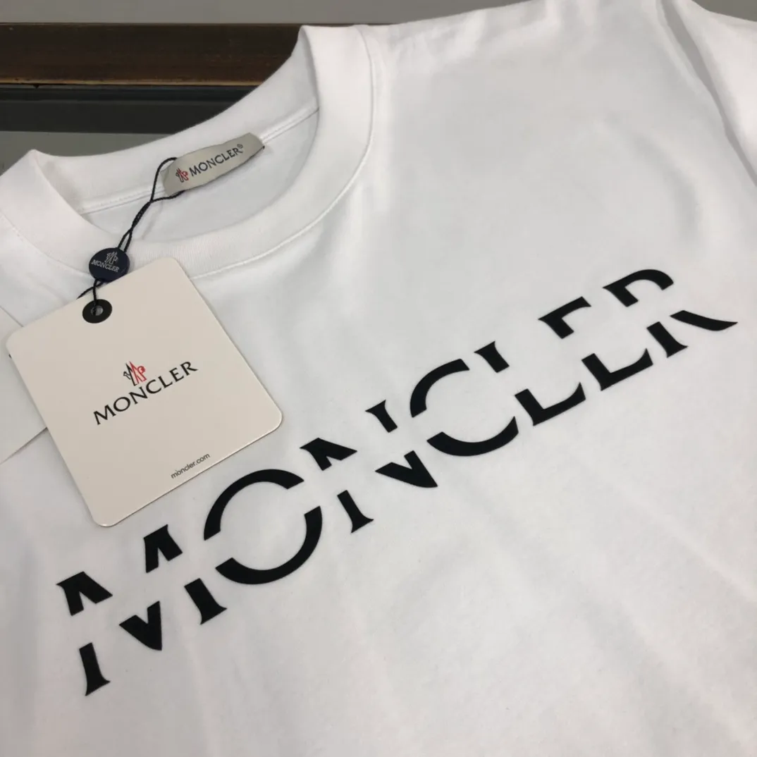 P150 Moncler 2025 new men's round neck short-sleeved couple's T-shirt, new spring and summer product, high quality 🔥🔥Fashionable and versatile, customized imported fabrics, comfortable to wear, breathable, fashionable without losing personality, casual and casual upper body, handsome and stylish, showing the temperament of a big brand. All three standards are complete! ! Color: Black White Gray Royal Blue Size: S-XL (loose fit)