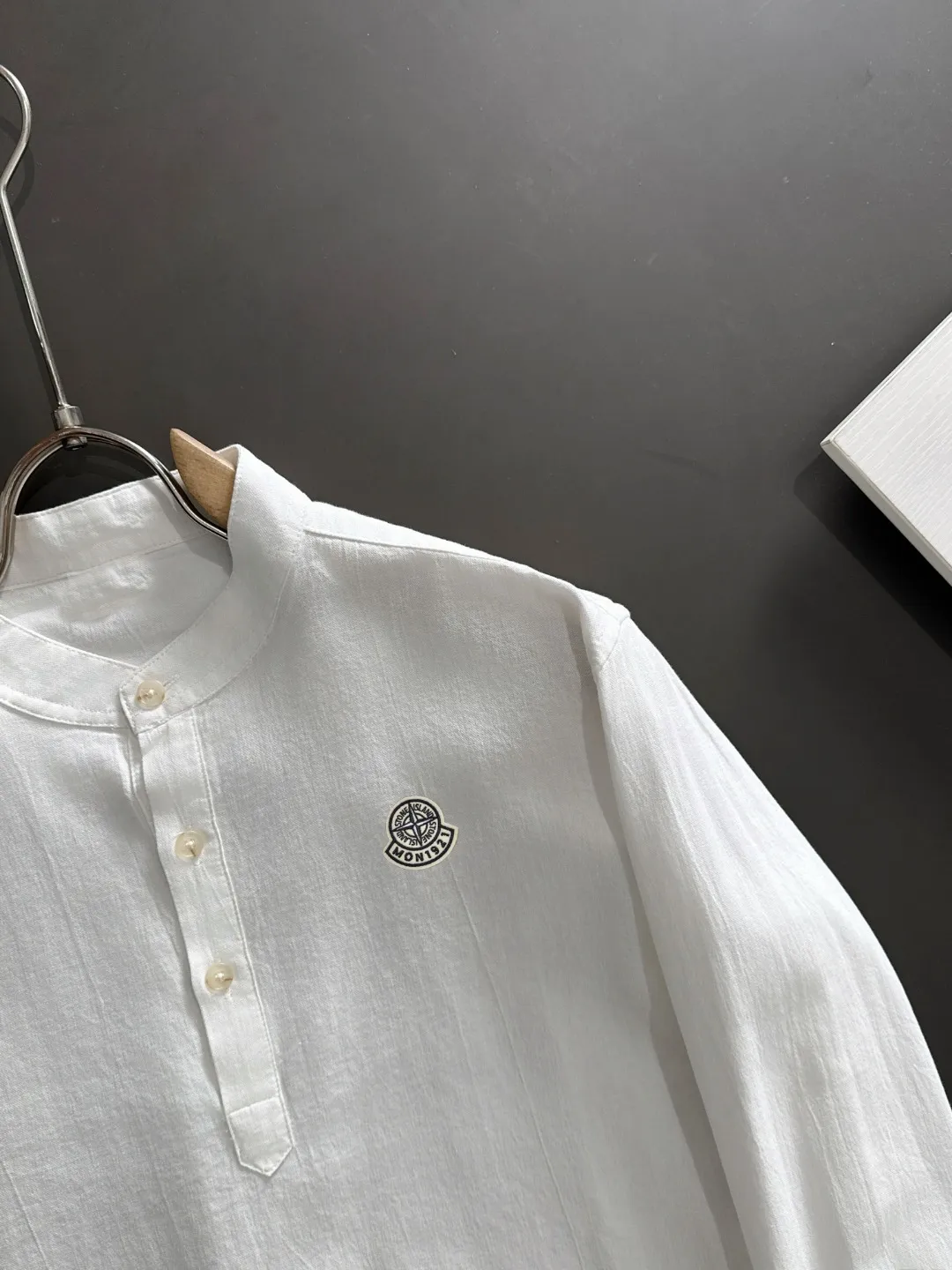Next day shipment P360 MONCLER/Mongolian joint Stone Island Exclusive launch of 25ss new autumn and winter long sleeves Many celebrities have the same style. Craftsmanship that ordinary small workshops cannot copy. We are not afraid of any challenges in terms of materials, detail restoration and craftsmanship, just to provide you with wonderful products. Compare the top original versions at will. No expense is spared just to make it better. Unique imported fabric feel. Purely imported German machine production. Precision operation and 10,000-needle density. A complete set of new accessories with three standards for simultaneous customization. The upper body is versatile and fashionable. It is a perfect choice for autumn and winter. It is a must-have item. Size chart: M to XXXL (or please state your height and weight when placing an order)