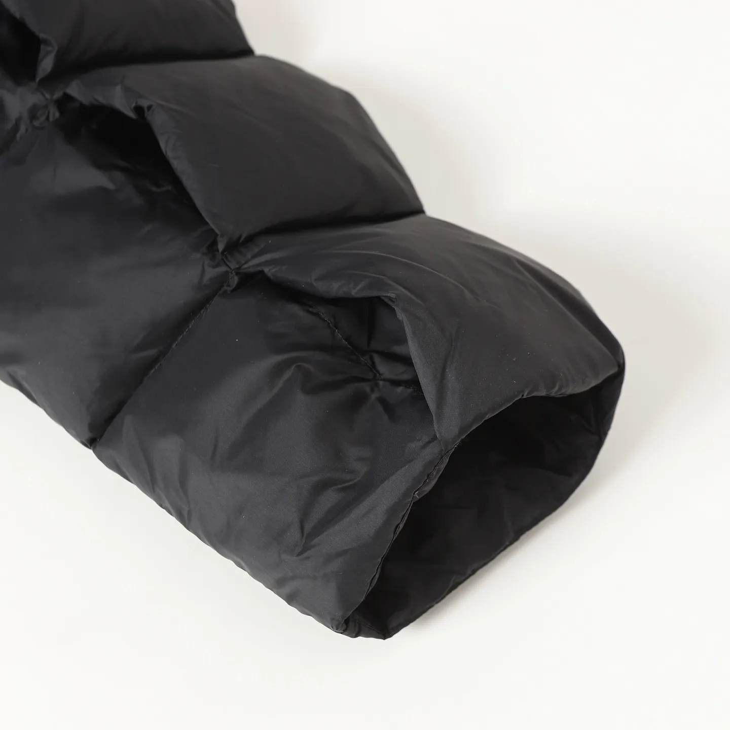 P920 Moncler Premium goose down filling ➕Original replacement fabric ➕Original matching hardware. The tag bar code is complete and consistent with the official website. The tag has built-in NFC electronic induction anti-counterfeiting. Supports multiple anti-counterfeiting verifications • Made of lightweight tear-resistant fabric • Fine tear-resistant fabric lining • Zipper opening and closing • Hidden pockets • Windproof placket • Zipper opening and closing • Quilted patch, filled with down • Co-branded felt logo patch Color: Black/White Size: 0 1 2 3 4