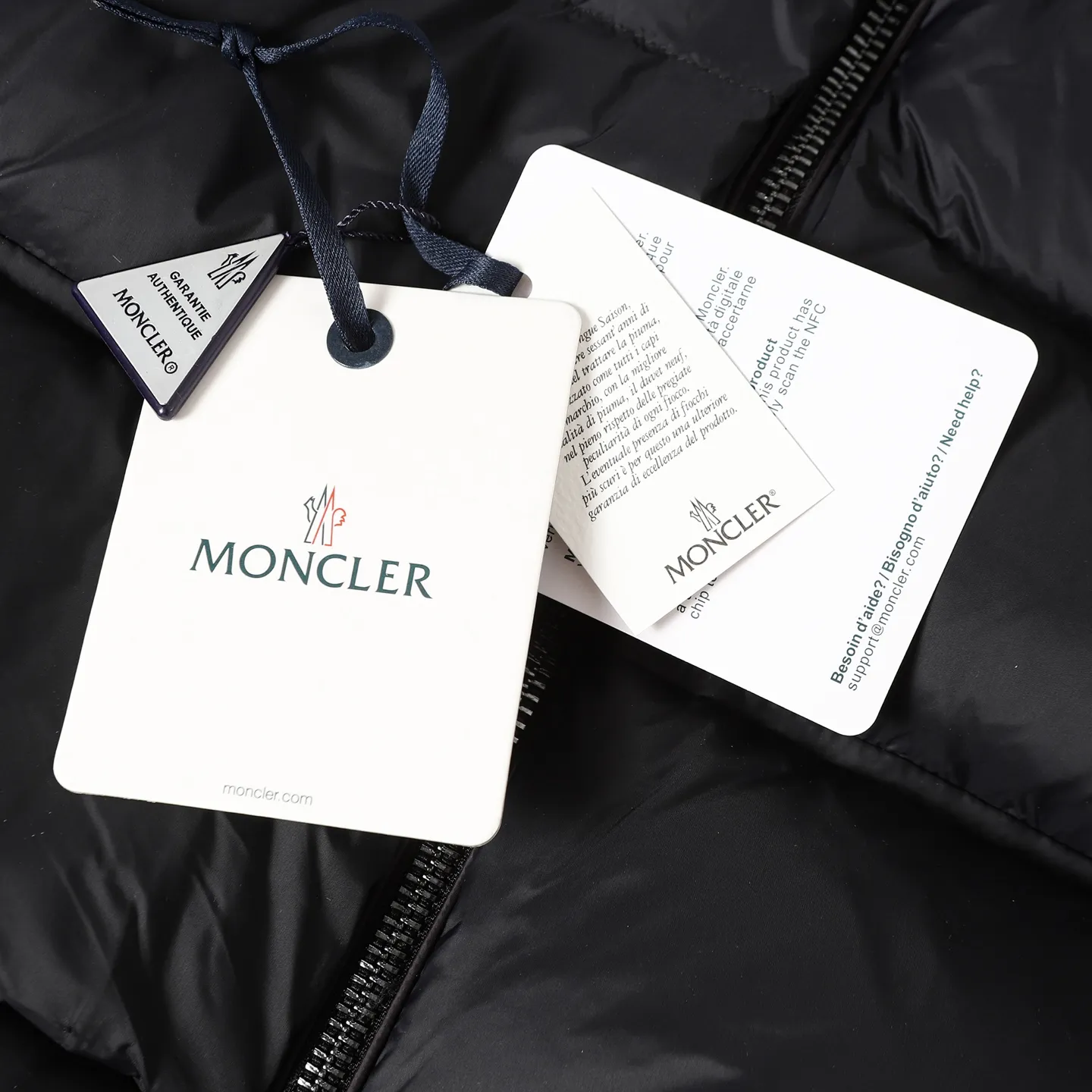 P920 Moncler Premium goose down filling ➕Original replacement fabric ➕Original matching hardware. The tag bar code is complete and consistent with the official website. The tag has built-in NFC electronic induction anti-counterfeiting. Supports multiple anti-counterfeiting verifications • Made of lightweight tear-resistant fabric • Fine tear-resistant fabric lining • Zipper opening and closing • Hidden pockets • Windproof placket • Zipper opening and closing • Quilted patch, filled with down • Co-branded felt logo patch Color: Black/White Size: 0 1 2 3 4