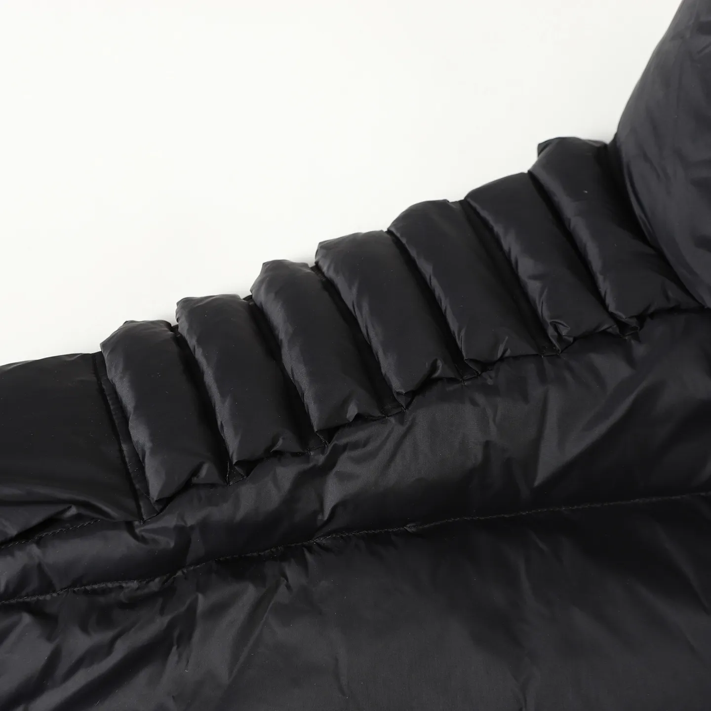 P920 Moncler Premium goose down filling ➕Original replacement fabric ➕Original matching hardware. The tag bar code is complete and consistent with the official website. The tag has built-in NFC electronic induction anti-counterfeiting. Supports multiple anti-counterfeiting verifications • Made of lightweight tear-resistant fabric • Fine tear-resistant fabric lining • Zipper opening and closing • Hidden pockets • Windproof placket • Zipper opening and closing • Quilted patch, filled with down • Co-branded felt logo patch Color: Black/White Size: 0 1 2 3 4