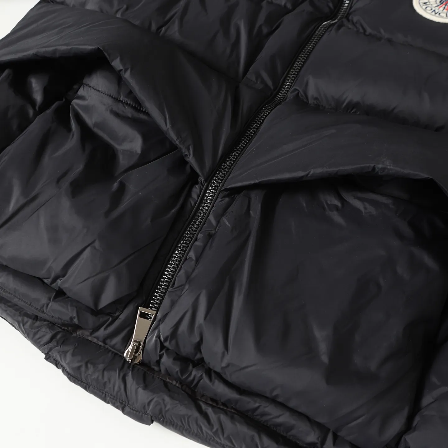 P920 Moncler Premium goose down filling ➕Original replacement fabric ➕Original matching hardware. The tag bar code is complete and consistent with the official website. The tag has built-in NFC electronic induction anti-counterfeiting. Supports multiple anti-counterfeiting verifications • Made of lightweight tear-resistant fabric • Fine tear-resistant fabric lining • Zipper opening and closing • Hidden pockets • Windproof placket • Zipper opening and closing • Quilted patch, filled with down • Co-branded felt logo patch Color: Black/White Size: 0 1 2 3 4