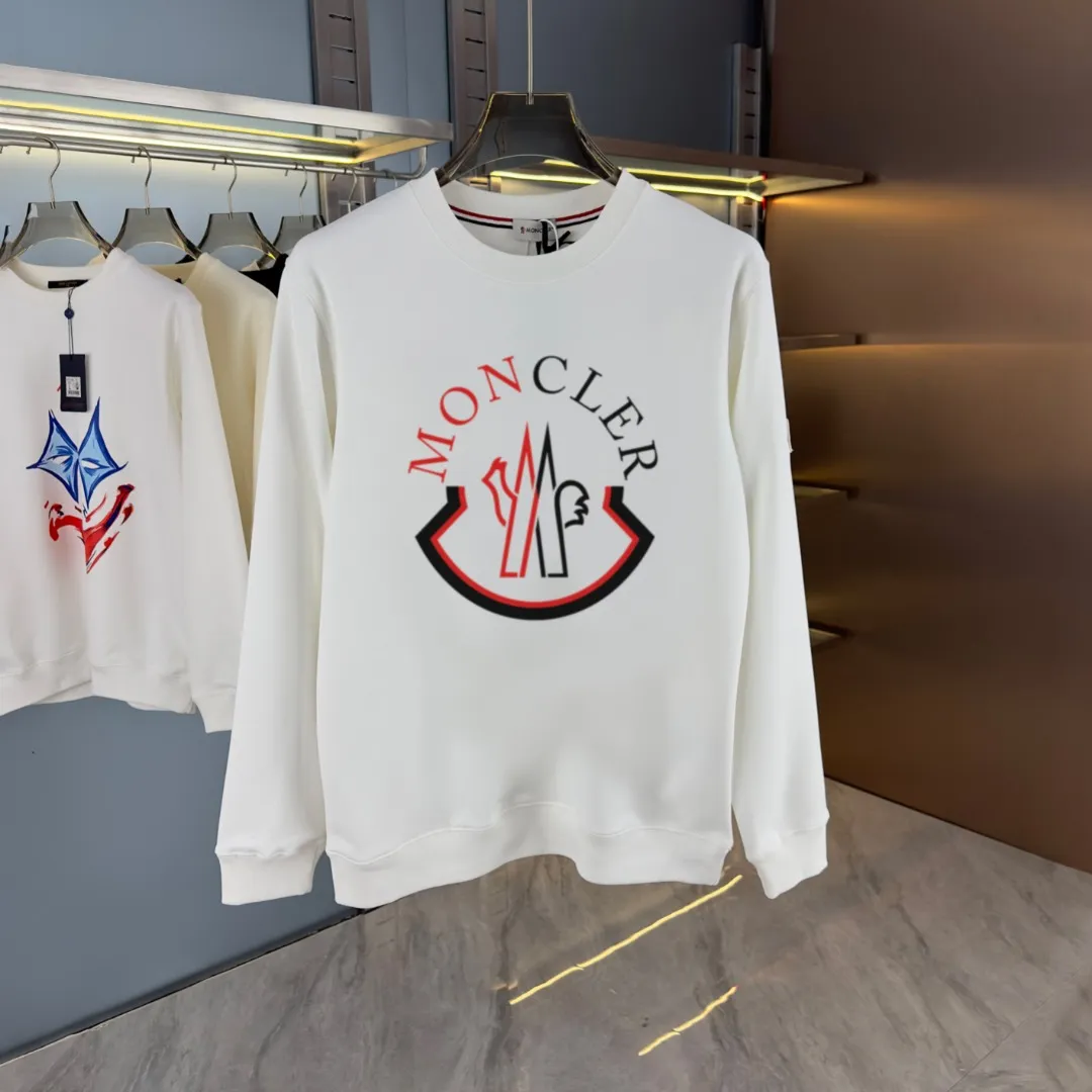 P210 high version sweatshirt) 📦With exclusive packaging📦 [Long-term ready stock] Upgraded version "Mobile phone smart sensor ~ NFC chip armband ~ Directly to the official website for anti-counterfeiting" 〖 𝐌𝐎𝐍𝐂𝐋𝐄𝐑 ~ Mouth covering〗 2025 new high quality, using 450 grams of heavyweight fabric Different from the market currency, you can mix and match everything at will and you will be handsome😎The whole clothes is made of double waistcoats. The double waistcoats make the whole dress more three-dimensional. It is not an ordinary factory that can do such fine work. 2025 autumn and winter new style, on sale at the counter, exquisite printed round neck terry sweatshirt. High-end double-ply cotton. Customized stretch ribs are dyed in the same vat. Three standards are complete. It is matched with digital printing patterns and is very breathable. Same style for men and women. Color: black, white, apricot. Size: S M L XL 2XL
