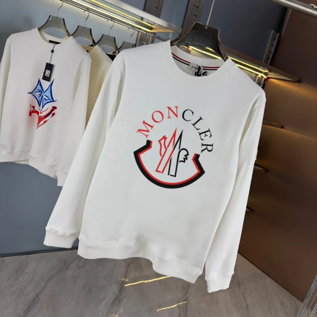 P210 high version sweatshirt) 📦With exclusive packaging📦 [Long-term ready stock] Upgraded version "Mobile phone smart sensor ~ NFC chip armband ~ Directly to the official website for anti-counterfeiting" 〖 𝐌𝐎𝐍𝐂𝐋𝐄𝐑 ~ Mouth covering〗 2025 new high quality, using 450 grams of heavyweight fabric Different from the market currency, you can mix and match everything at will and you will be handsome😎The whole clothes is made of double waistcoats. The double waistcoats make the whole dress more three-dimensional. It is not an ordinary factory that can do such fine work. 2025 autumn and winter new style, on sale at the counter, exquisite printed round neck terry sweatshirt. High-end double-ply cotton. Customized stretch ribs are dyed in the same vat. Three standards are complete. It is matched with digital printing patterns and is very breathable. Same style for men and women. Color: black, white, apricot. Size: S M L XL 2XL