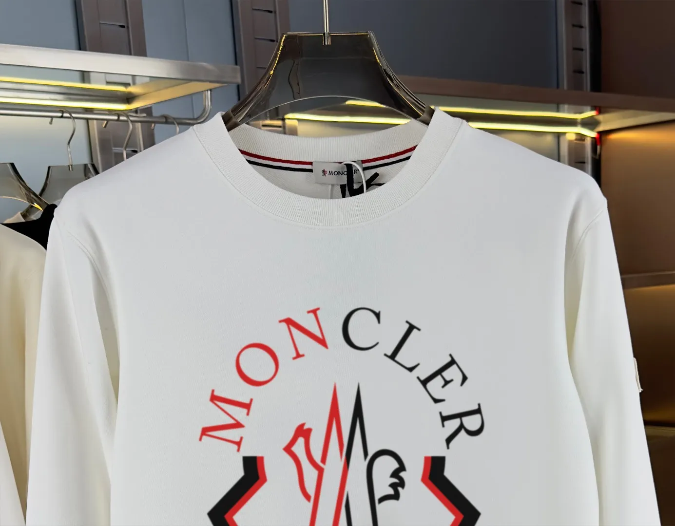 P210 high version sweatshirt) 📦With exclusive packaging📦 [Long-term ready stock] Upgraded version "Mobile phone smart sensor ~ NFC chip armband ~ Directly to the official website for anti-counterfeiting" 〖 𝐌𝐎𝐍𝐂𝐋𝐄𝐑 ~ Mouth covering〗 2025 new high quality, using 450 grams of heavyweight fabric Different from the market currency, you can mix and match everything at will and you will be handsome😎The whole clothes is made of double waistcoats. The double waistcoats make the whole dress more three-dimensional. It is not an ordinary factory that can do such fine work. 2025 autumn and winter new style, on sale at the counter, exquisite printed round neck terry sweatshirt. High-end double-ply cotton. Customized stretch ribs are dyed in the same vat. Three standards are complete. It is matched with digital printing patterns and is very breathable. Same style for men and women. Color: black, white, apricot. Size: S M L XL 2XL