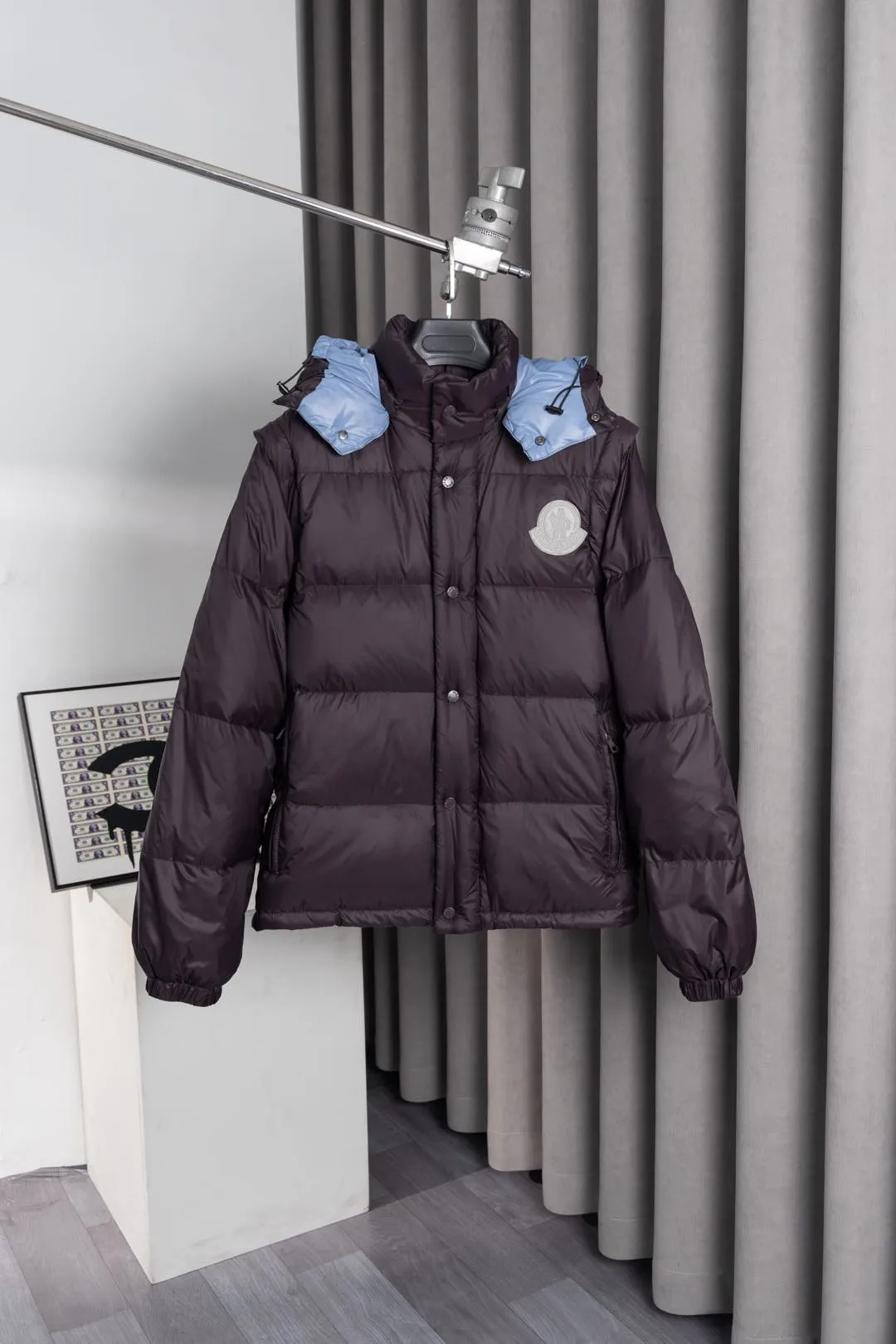 P850 Style number: HE377 Moncler Cyclone-Moncler 24 new style two-in-one down jacket with detachable sleeves The fabric is made of nylon resin fabric, which is windproof and cold-proof in winter. The inner filling is made of 90 goose down, and the down filling is as high as 400g. The upper body is extremely warm. The clothes use the sleeve and hood removal process, which is complicated and time-consuming. It can be used as a vest when it is removed and can be worn multiple times. It has custom-made small letter buttons with a mask and a hardware logo slider. It is made from the original version of the authentic counter. It has three complete standards and the original version. It is a popular down jacket that has been in the market for 24 years. You can buy it with confidence. Color: Black red/black green Size: 1 2 3 4