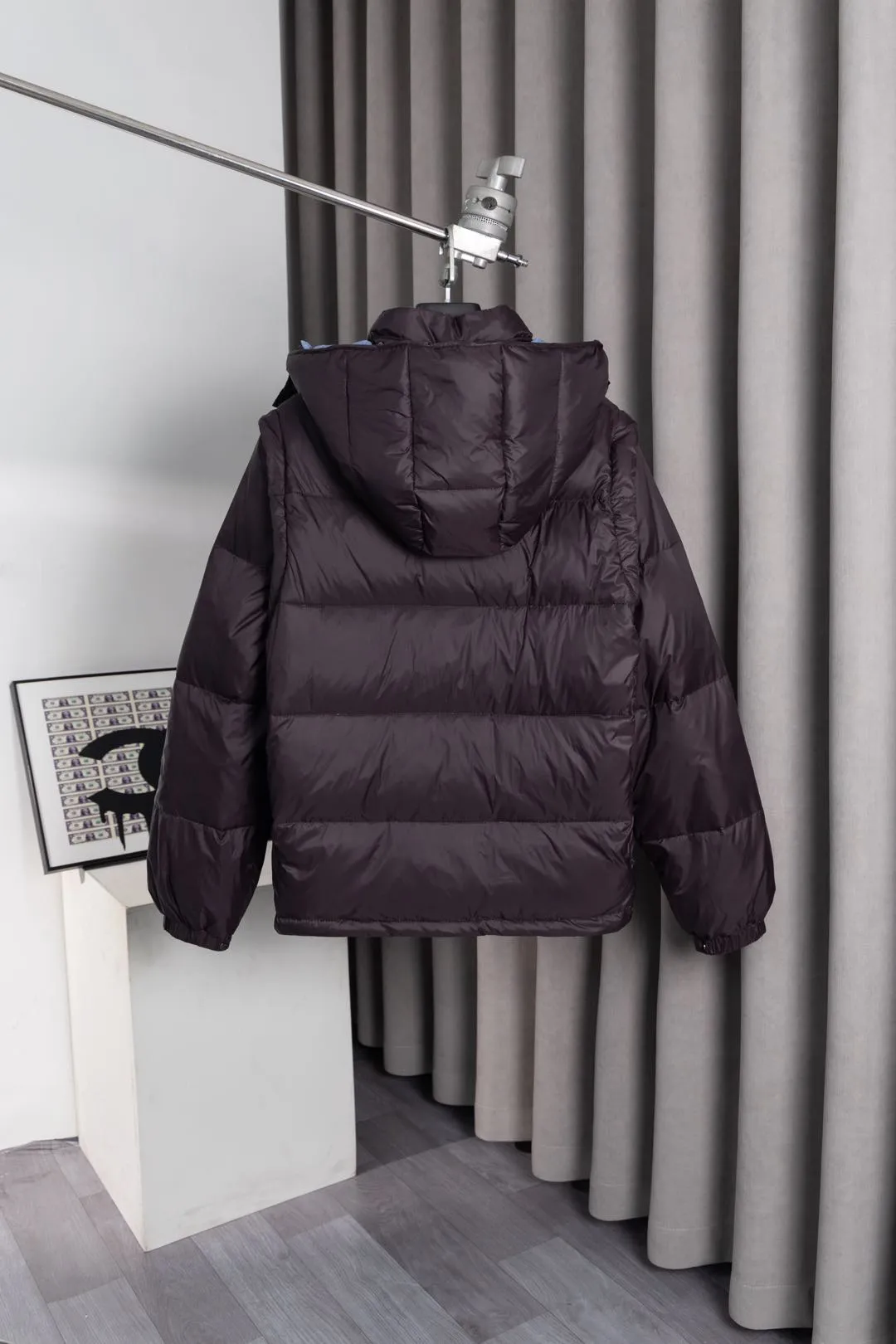 P850 Style number: HE377 Moncler Cyclone-Moncler 24 new style two-in-one down jacket with detachable sleeves The fabric is made of nylon resin fabric, which is windproof and cold-proof in winter. The inner filling is made of 90 goose down, and the down filling is as high as 400g. The upper body is extremely warm. The clothes use the sleeve and hood removal process, which is complicated and time-consuming. It can be used as a vest when it is removed and can be worn multiple times. It has custom-made small letter buttons with a mask and a hardware logo slider. It is made from the original version of the authentic counter. It has three complete standards and the original version. It is a popular down jacket that has been in the market for 24 years. You can buy it with confidence. Color: Black red/black green Size: 1 2 3 4