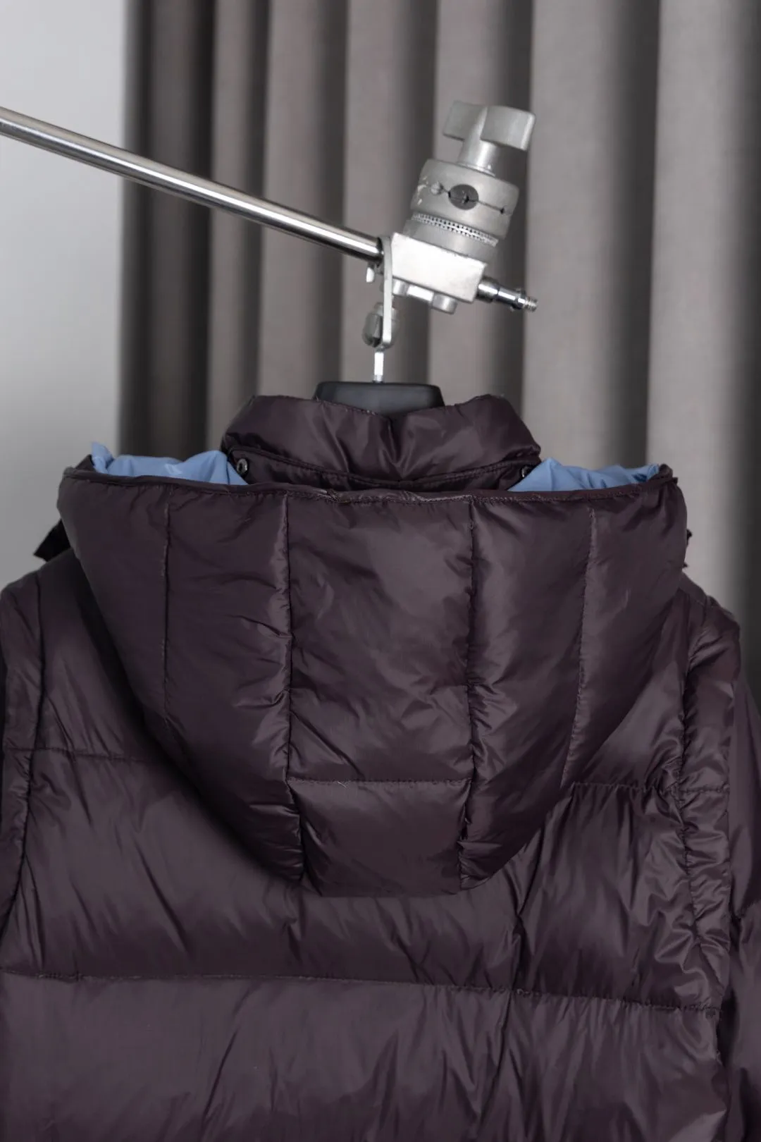 P850 Style number: HE377 Moncler Cyclone-Moncler 24 new style two-in-one down jacket with detachable sleeves The fabric is made of nylon resin fabric, which is windproof and cold-proof in winter. The inner filling is made of 90 goose down, and the down filling is as high as 400g. The upper body is extremely warm. The clothes use the sleeve and hood removal process, which is complicated and time-consuming. It can be used as a vest when it is removed and can be worn multiple times. It has custom-made small letter buttons with a mask and a hardware logo slider. It is made from the original version of the authentic counter. It has three complete standards and the original version. It is a popular down jacket that has been in the market for 24 years. You can buy it with confidence. Color: Black red/black green Size: 1 2 3 4
