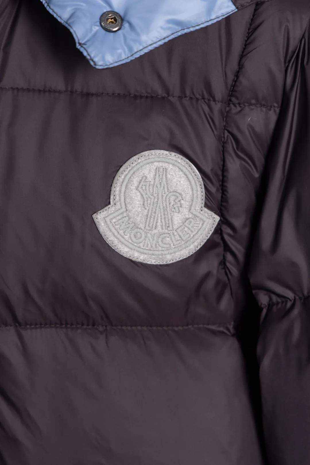 P850 Style number: HE377 Moncler Cyclone-Moncler 24 new style two-in-one down jacket with detachable sleeves The fabric is made of nylon resin fabric, which is windproof and cold-proof in winter. The inner filling is made of 90 goose down, and the down filling is as high as 400g. The upper body is extremely warm. The clothes use the sleeve and hood removal process, which is complicated and time-consuming. It can be used as a vest when it is removed and can be worn multiple times. It has custom-made small letter buttons with a mask and a hardware logo slider. It is made from the original version of the authentic counter. It has three complete standards and the original version. It is a popular down jacket that has been in the market for 24 years. You can buy it with confidence. Color: Black red/black green Size: 1 2 3 4