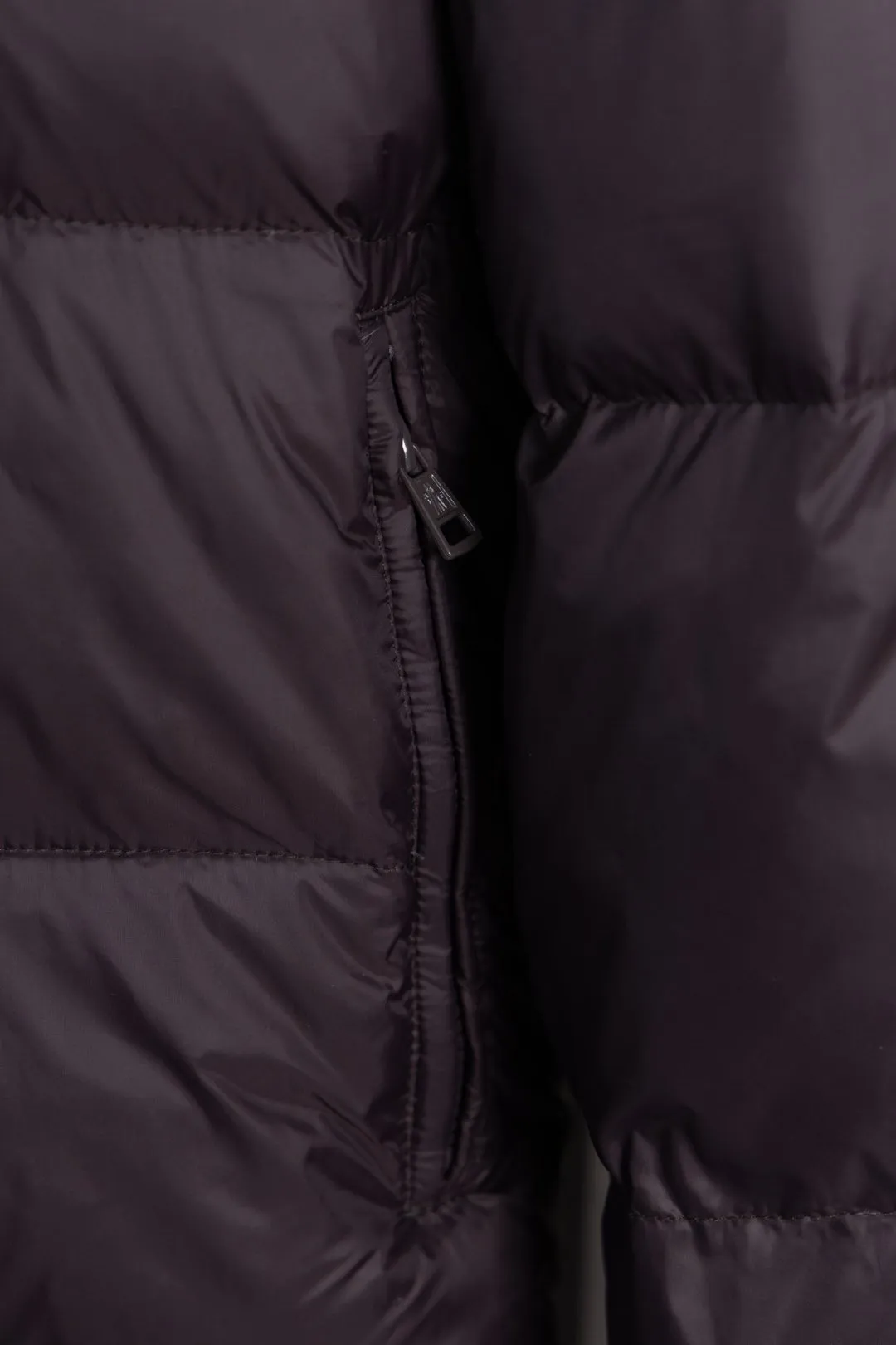 P850 Style number: HE377 Moncler Cyclone-Moncler 24 new style two-in-one down jacket with detachable sleeves The fabric is made of nylon resin fabric, which is windproof and cold-proof in winter. The inner filling is made of 90 goose down, and the down filling is as high as 400g. The upper body is extremely warm. The clothes use the sleeve and hood removal process, which is complicated and time-consuming. It can be used as a vest when it is removed and can be worn multiple times. It has custom-made small letter buttons with a mask and a hardware logo slider. It is made from the original version of the authentic counter. It has three complete standards and the original version. It is a popular down jacket that has been in the market for 24 years. You can buy it with confidence. Color: Black red/black green Size: 1 2 3 4