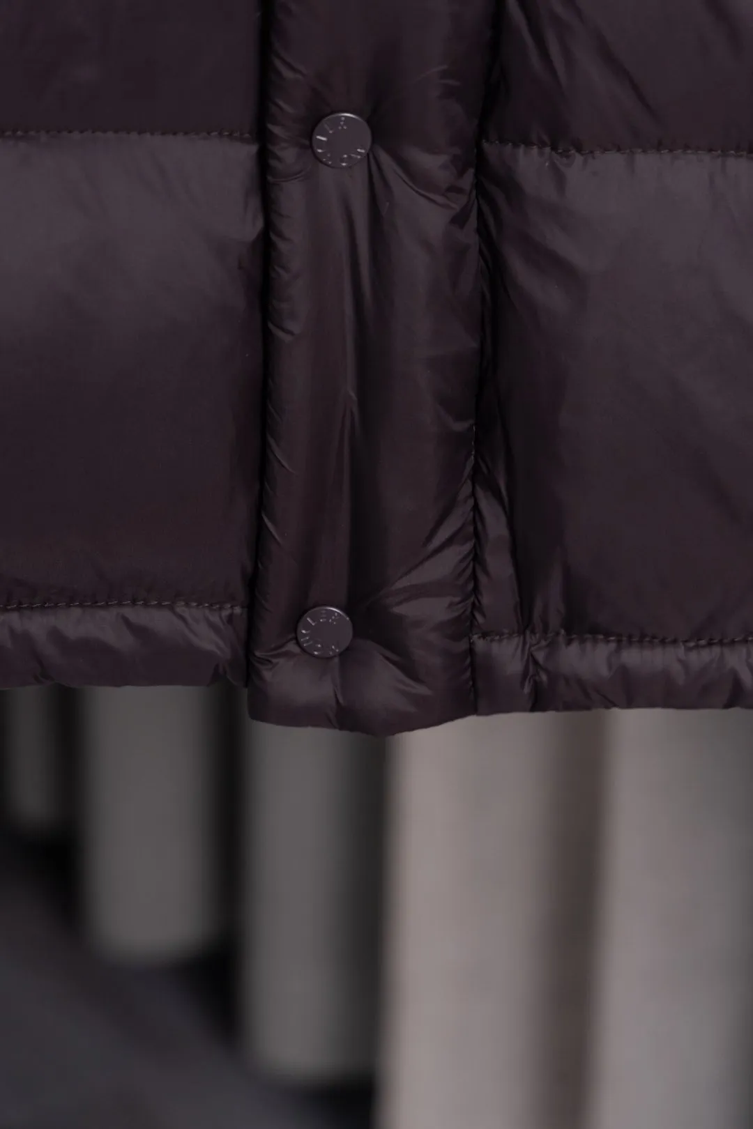 P850 Style number: HE377 Moncler Cyclone-Moncler 24 new style two-in-one down jacket with detachable sleeves The fabric is made of nylon resin fabric, which is windproof and cold-proof in winter. The inner filling is made of 90 goose down, and the down filling is as high as 400g. The upper body is extremely warm. The clothes use the sleeve and hood removal process, which is complicated and time-consuming. It can be used as a vest when it is removed and can be worn multiple times. It has custom-made small letter buttons with a mask and a hardware logo slider. It is made from the original version of the authentic counter. It has three complete standards and the original version. It is a popular down jacket that has been in the market for 24 years. You can buy it with confidence. Color: Black red/black green Size: 1 2 3 4