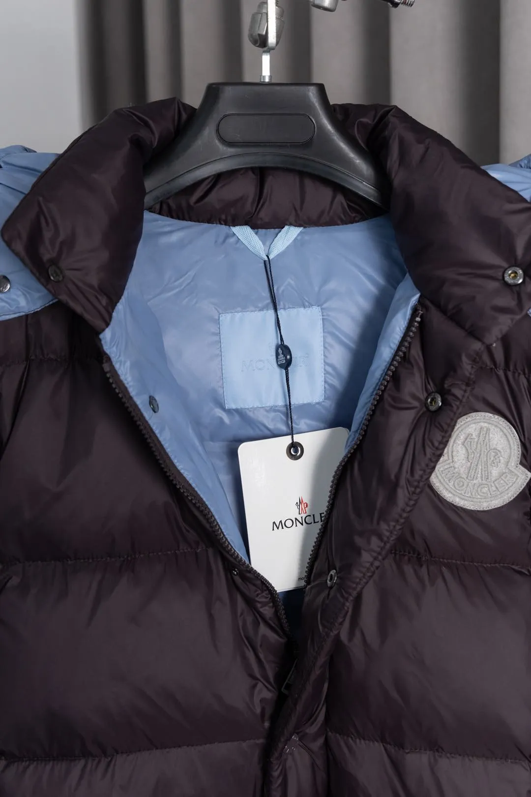 P850 Style number: HE377 Moncler Cyclone-Moncler 24 new style two-in-one down jacket with detachable sleeves The fabric is made of nylon resin fabric, which is windproof and cold-proof in winter. The inner filling is made of 90 goose down, and the down filling is as high as 400g. The upper body is extremely warm. The clothes use the sleeve and hood removal process, which is complicated and time-consuming. It can be used as a vest when it is removed and can be worn multiple times. It has custom-made small letter buttons with a mask and a hardware logo slider. It is made from the original version of the authentic counter. It has three complete standards and the original version. It is a popular down jacket that has been in the market for 24 years. You can buy it with confidence. Color: Black red/black green Size: 1 2 3 4