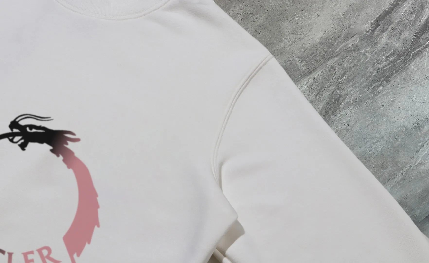 P210 High-version sweatshirt) [Long-term stock] 〖𝐌𝐎𝐍𝐂𝐋𝐄𝐑~Mask〗 Made of 440g heavy-weight fabric. It is different from the market currency. It can be matched with any variety and is properly handsome. 😎The whole dress is made of double waistcoats. The double waistcoats make the whole dress more three-dimensional. Not ordinary factories can do such fine work. 2025 Spring runway version of the T stage, on sale at the counter, round neck terry sweatshirt, high-end double-strand pure cotton, custom-made stretch ribs, dyed in the same vat, complete with three standards, matched with exquisite embroidered LOGO on the chest, simple and advanced, same style for men and women. Color: black, apricot, white, size: S M L XL 2XL
