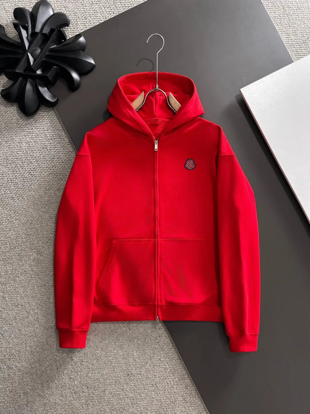 Next day delivery P460 High quality MONCLER/muzzle Exclusive debut of 25ss new autumn and winter lapel double zipper hooded sweatshirt jacket Many stars have the same style. Craftsmanship that ordinary small workshops cannot copy. We are not afraid of any challenges in terms of materials, detail restoration and craftsmanship, just to provide you with wonderful products. Compare the top original versions at will. No expense is spared just to do better. Unique imported fabric feel. Purely imported German machine production. Precision operation and thousands of needle density. A full set of new accessories with three standards can be customized at the same time. The upper body is versatile and fashionable. The perfect choice for autumn and winter. The must-have item. Size chart: S to XXL (or state your height and weight when placing an order)