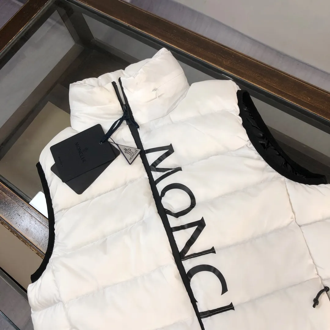 P660 🔥🔥Moncler 24 autumn and winter latest model! Fashionable down vest! Down vest! Hat can be hidden! The 100% cotton fabric selected from customers has extremely superior waterproof and breathable properties, and the fabric feels very soft, smooth and shiny! The inner filling is 90% white duck down, which has excellent fluffiness and resilience, and its cold-proof performance is unquestionable! Zipper pulls with customer-supplied brand letters engraved on them show off the aura of big brands everywhere, and they look good no matter how simple and elegant you wear them! Lightweight, convenient and warm, it can be paired with sweaters or sweatshirts! Fashionable and versatile ❤️ Color: black white Size: 12345 (M～3xl)
