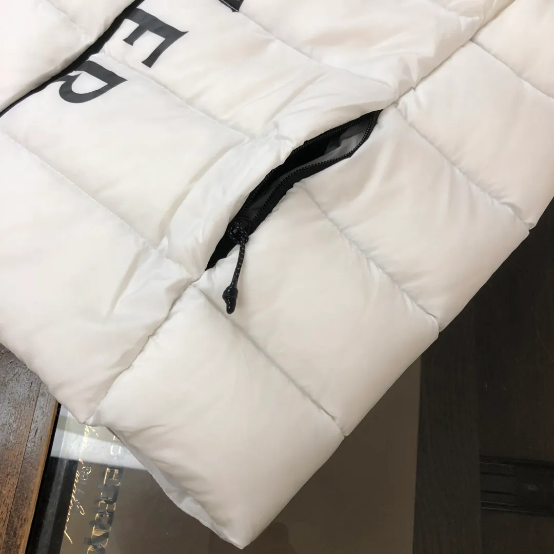 P660 🔥🔥Moncler 24 autumn and winter latest model! Fashionable down vest! Down vest! Hat can be hidden! The 100% cotton fabric selected from customers has extremely superior waterproof and breathable properties, and the fabric feels very soft, smooth and shiny! The inner filling is 90% white duck down, which has excellent fluffiness and resilience, and its cold-proof performance is unquestionable! Zipper pulls with customer-supplied brand letters engraved on them show off the aura of big brands everywhere, and they look good no matter how simple and elegant you wear them! Lightweight, convenient and warm, it can be paired with sweaters or sweatshirts! Fashionable and versatile ❤️ Color: black white Size: 12345 (M～3xl)