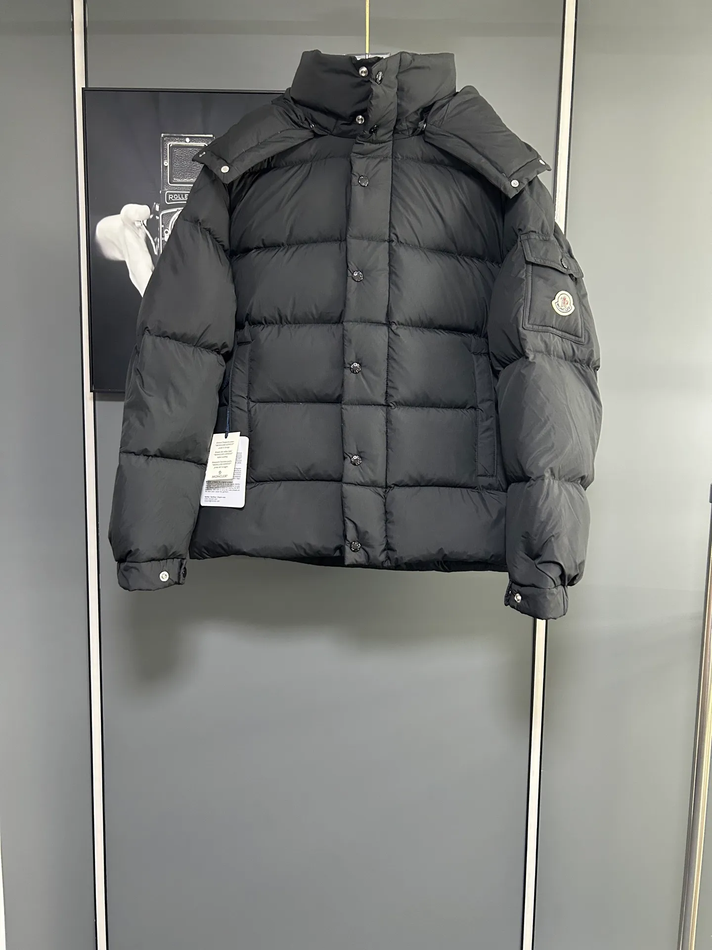 P840 MONCLER matte Maya down jacket. Process description: Made of the brand's iconic longue saison fabric, it has both light texture and excellent thermal insulation performance. This unisex down jacket has a matte appearance and is lined with lon léger brillant material to ensure comfort. Its core filling is 90% high-quality goose down, with a down filling capacity of 204 grams, providing excellent thermal insulation effect. The design continues the classic elements of Moner, with the short silhouette and sleeve patch pocket details paying tribute to the Maya series. In terms of functionality, it is equipped with a detachable and adjustable hood, a dual zipper and snap button opening system, and a zipper pocket to enhance practicality. The sleeves are specially designed with adjustable cuffs and a drawstring hem design, so you can freely adjust the tightness according to your needs. The overall craftsmanship is exquisite, which not only retains Moner's consistent fashion genes, but also enhances the convenience of daily wear through exquisite detail processing. ⚠️Color: Black ⚠️Size: 12345