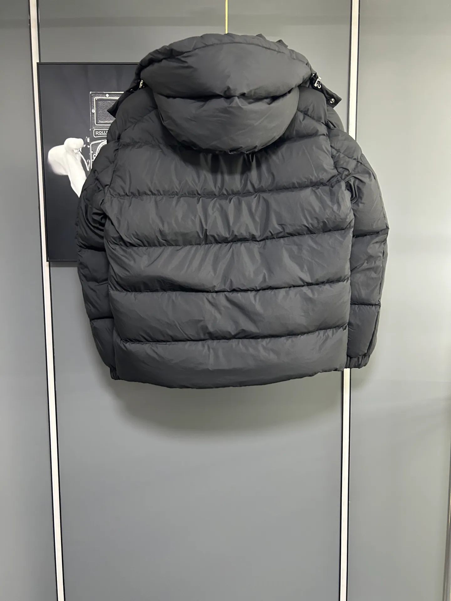 P840 MONCLER matte Maya down jacket. Process description: Made of the brand's iconic longue saison fabric, it has both light texture and excellent thermal insulation performance. This unisex down jacket has a matte appearance and is lined with lon léger brillant material to ensure comfort. Its core filling is 90% high-quality goose down, with a down filling capacity of 204 grams, providing excellent thermal insulation effect. The design continues the classic elements of Moner, with the short silhouette and sleeve patch pocket details paying tribute to the Maya series. In terms of functionality, it is equipped with a detachable and adjustable hood, a dual zipper and snap button opening system, and a zipper pocket to enhance practicality. The sleeves are specially designed with adjustable cuffs and a drawstring hem design, so you can freely adjust the tightness according to your needs. The overall craftsmanship is exquisite, which not only retains Moner's consistent fashion genes, but also enhances the convenience of daily wear through exquisite detail processing. ⚠️Color: Black ⚠️Size: 12345