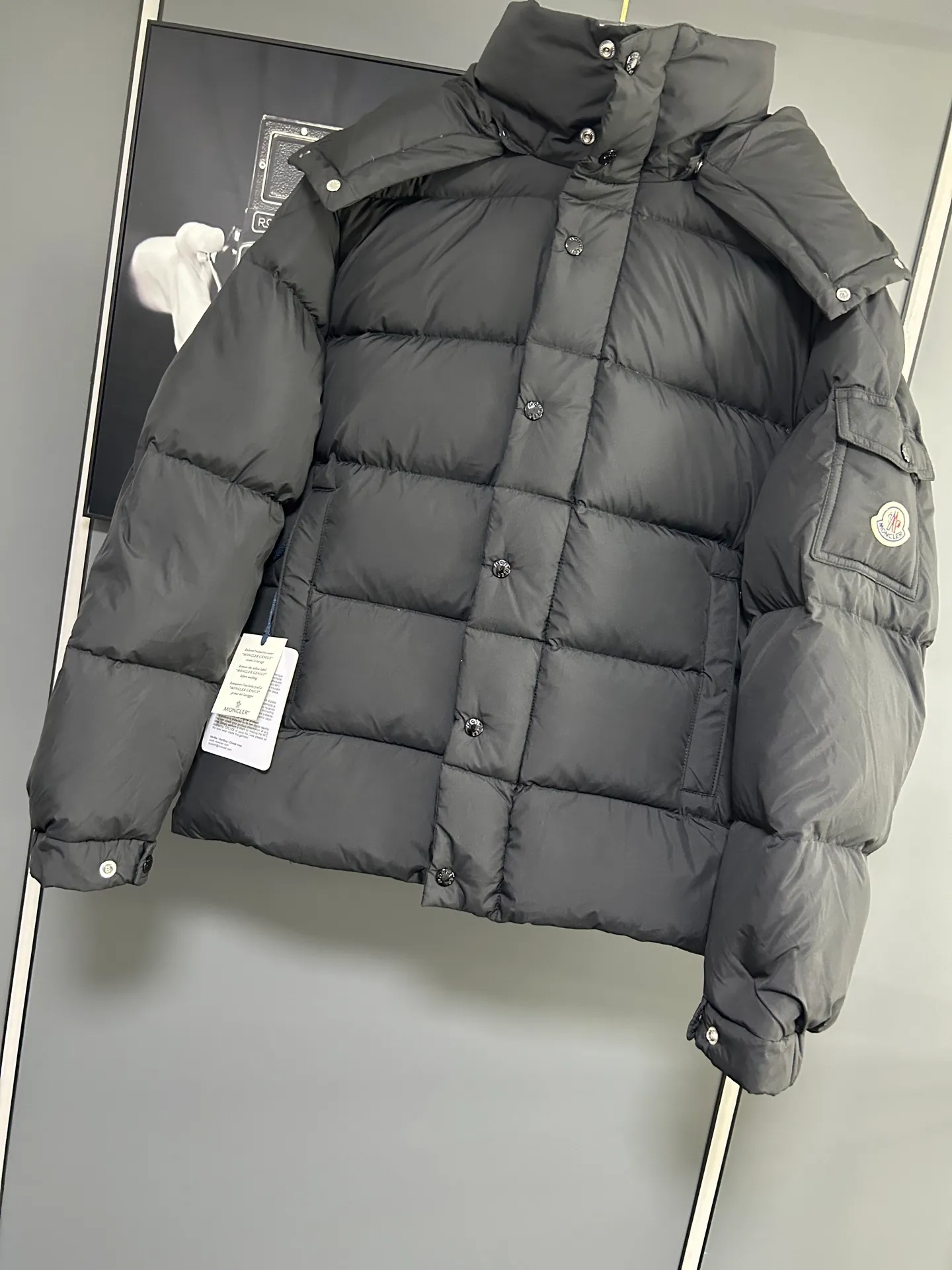 P840 MONCLER matte Maya down jacket. Process description: Made of the brand's iconic longue saison fabric, it has both light texture and excellent thermal insulation performance. This unisex down jacket has a matte appearance and is lined with lon léger brillant material to ensure comfort. Its core filling is 90% high-quality goose down, with a down filling capacity of 204 grams, providing excellent thermal insulation effect. The design continues the classic elements of Moner, with the short silhouette and sleeve patch pocket details paying tribute to the Maya series. In terms of functionality, it is equipped with a detachable and adjustable hood, a dual zipper and snap button opening system, and a zipper pocket to enhance practicality. The sleeves are specially designed with adjustable cuffs and a drawstring hem design, so you can freely adjust the tightness according to your needs. The overall craftsmanship is exquisite, which not only retains Moner's consistent fashion genes, but also enhances the convenience of daily wear through exquisite detail processing. ⚠️Color: Black ⚠️Size: 12345