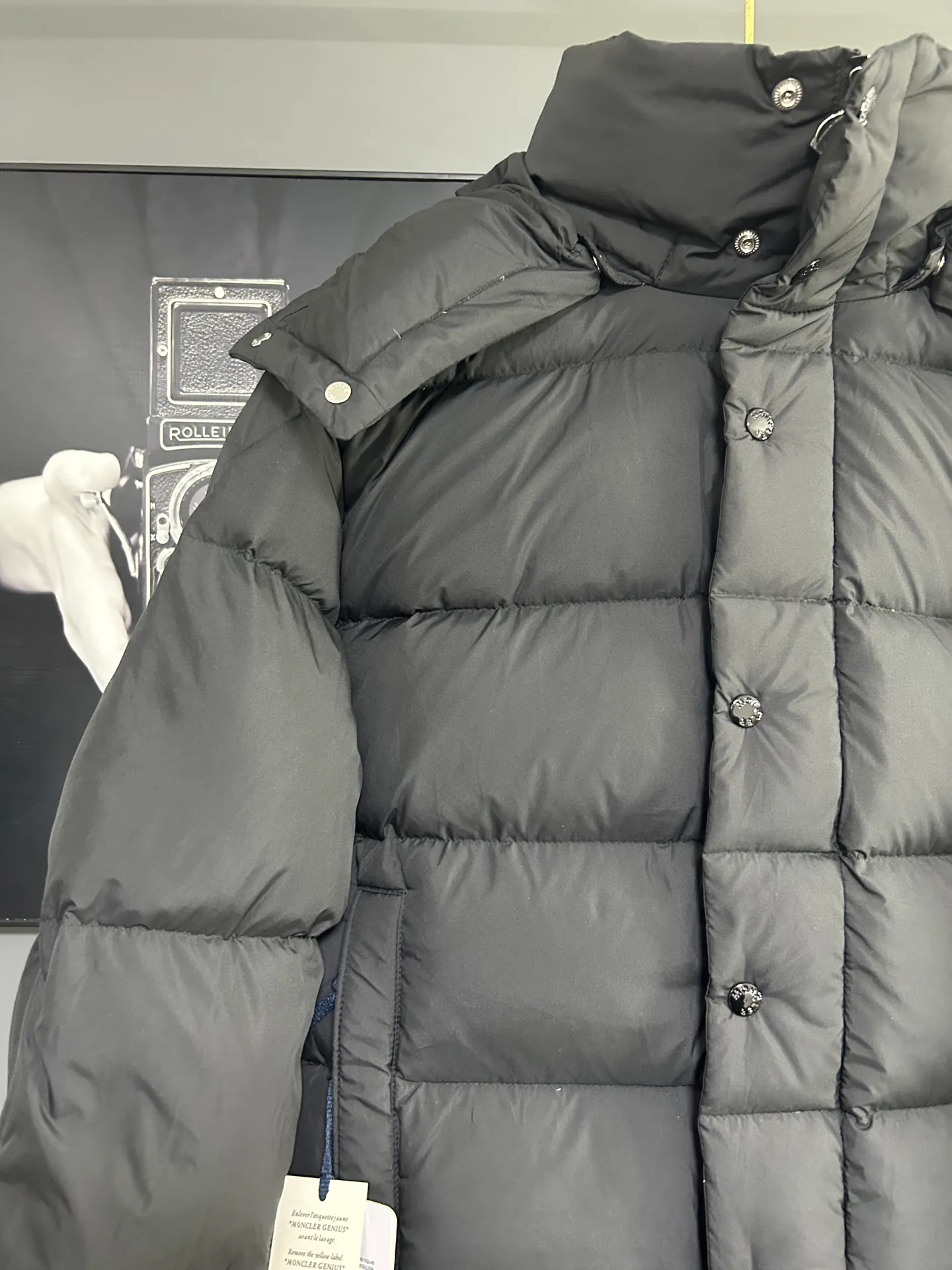 P840 MONCLER matte Maya down jacket. Process description: Made of the brand's iconic longue saison fabric, it has both light texture and excellent thermal insulation performance. This unisex down jacket has a matte appearance and is lined with lon léger brillant material to ensure comfort. Its core filling is 90% high-quality goose down, with a down filling capacity of 204 grams, providing excellent thermal insulation effect. The design continues the classic elements of Moner, with the short silhouette and sleeve patch pocket details paying tribute to the Maya series. In terms of functionality, it is equipped with a detachable and adjustable hood, a dual zipper and snap button opening system, and a zipper pocket to enhance practicality. The sleeves are specially designed with adjustable cuffs and a drawstring hem design, so you can freely adjust the tightness according to your needs. The overall craftsmanship is exquisite, which not only retains Moner's consistent fashion genes, but also enhances the convenience of daily wear through exquisite detail processing. ⚠️Color: Black ⚠️Size: 12345