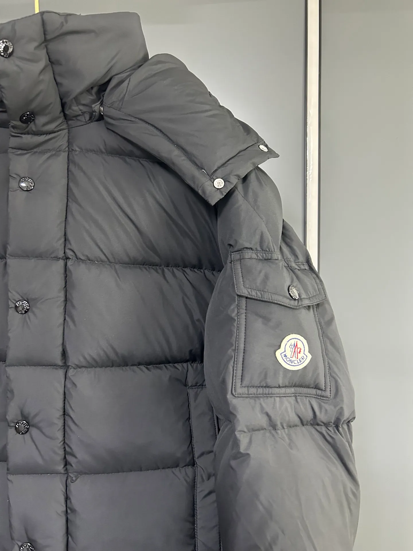 P840 MONCLER matte Maya down jacket. Process description: Made of the brand's iconic longue saison fabric, it has both light texture and excellent thermal insulation performance. This unisex down jacket has a matte appearance and is lined with lon léger brillant material to ensure comfort. Its core filling is 90% high-quality goose down, with a down filling capacity of 204 grams, providing excellent thermal insulation effect. The design continues the classic elements of Moner, with the short silhouette and sleeve patch pocket details paying tribute to the Maya series. In terms of functionality, it is equipped with a detachable and adjustable hood, a dual zipper and snap button opening system, and a zipper pocket to enhance practicality. The sleeves are specially designed with adjustable cuffs and a drawstring hem design, so you can freely adjust the tightness according to your needs. The overall craftsmanship is exquisite, which not only retains Moner's consistent fashion genes, but also enhances the convenience of daily wear through exquisite detail processing. ⚠️Color: Black ⚠️Size: 12345