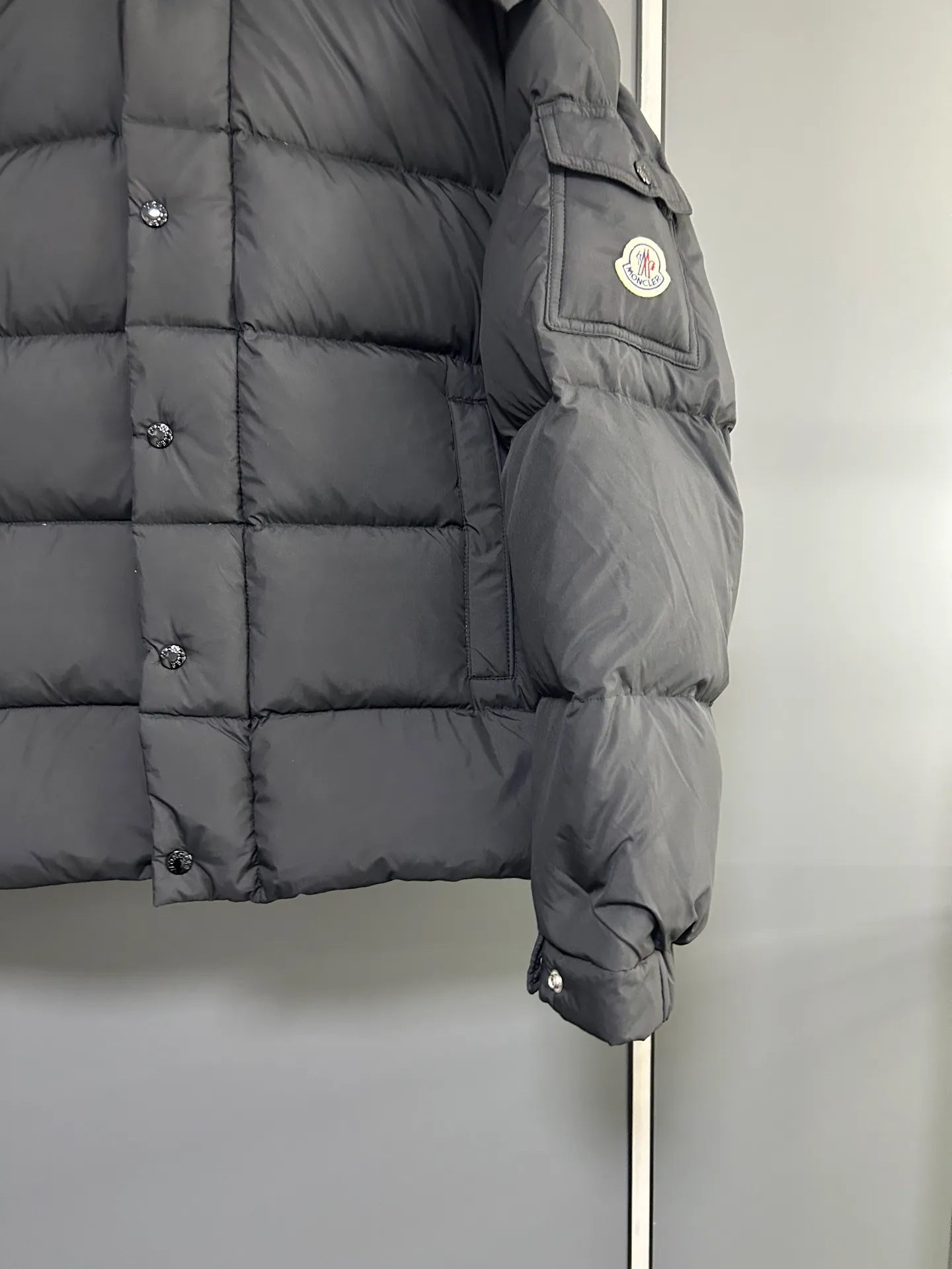 P840 MONCLER matte Maya down jacket. Process description: Made of the brand's iconic longue saison fabric, it has both light texture and excellent thermal insulation performance. This unisex down jacket has a matte appearance and is lined with lon léger brillant material to ensure comfort. Its core filling is 90% high-quality goose down, with a down filling capacity of 204 grams, providing excellent thermal insulation effect. The design continues the classic elements of Moner, with the short silhouette and sleeve patch pocket details paying tribute to the Maya series. In terms of functionality, it is equipped with a detachable and adjustable hood, a dual zipper and snap button opening system, and a zipper pocket to enhance practicality. The sleeves are specially designed with adjustable cuffs and a drawstring hem design, so you can freely adjust the tightness according to your needs. The overall craftsmanship is exquisite, which not only retains Moner's consistent fashion genes, but also enhances the convenience of daily wear through exquisite detail processing. ⚠️Color: Black ⚠️Size: 12345